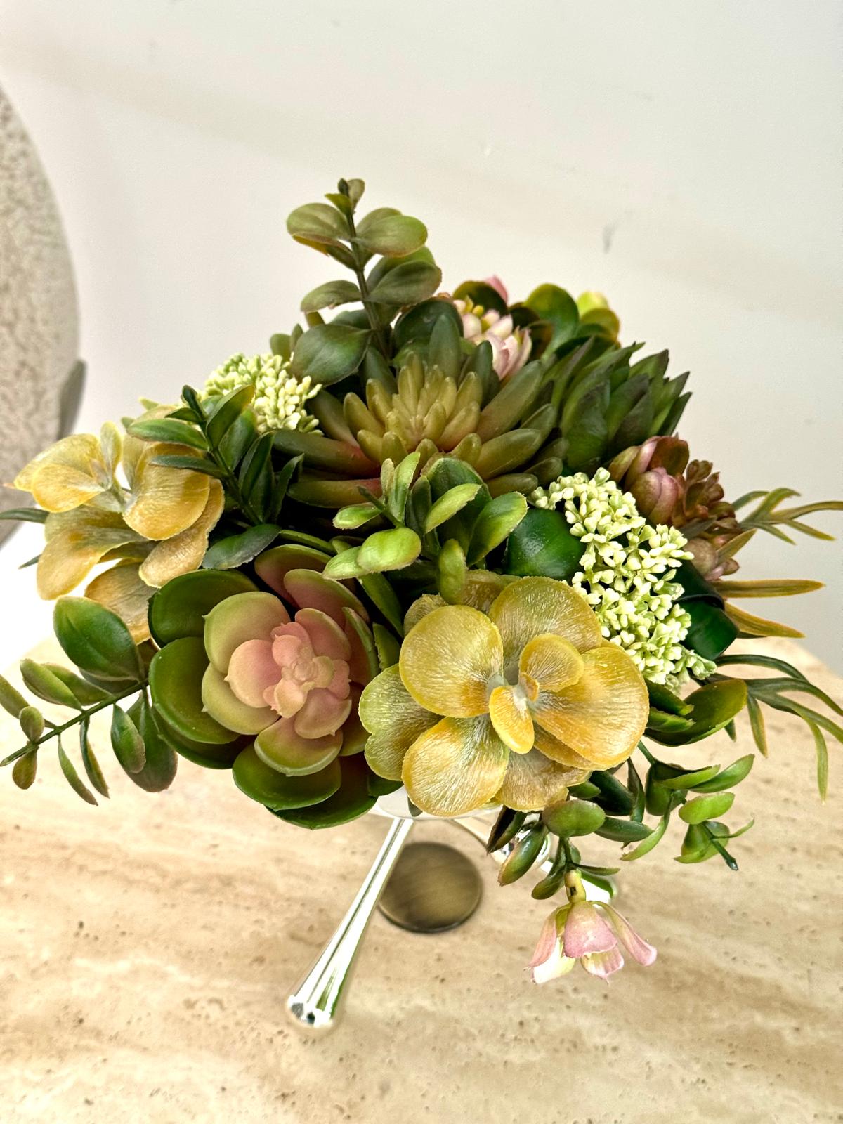 Gümüş Molekül Ayaklı Mermer Kasede Sukulent Çiçek Aranjmanı