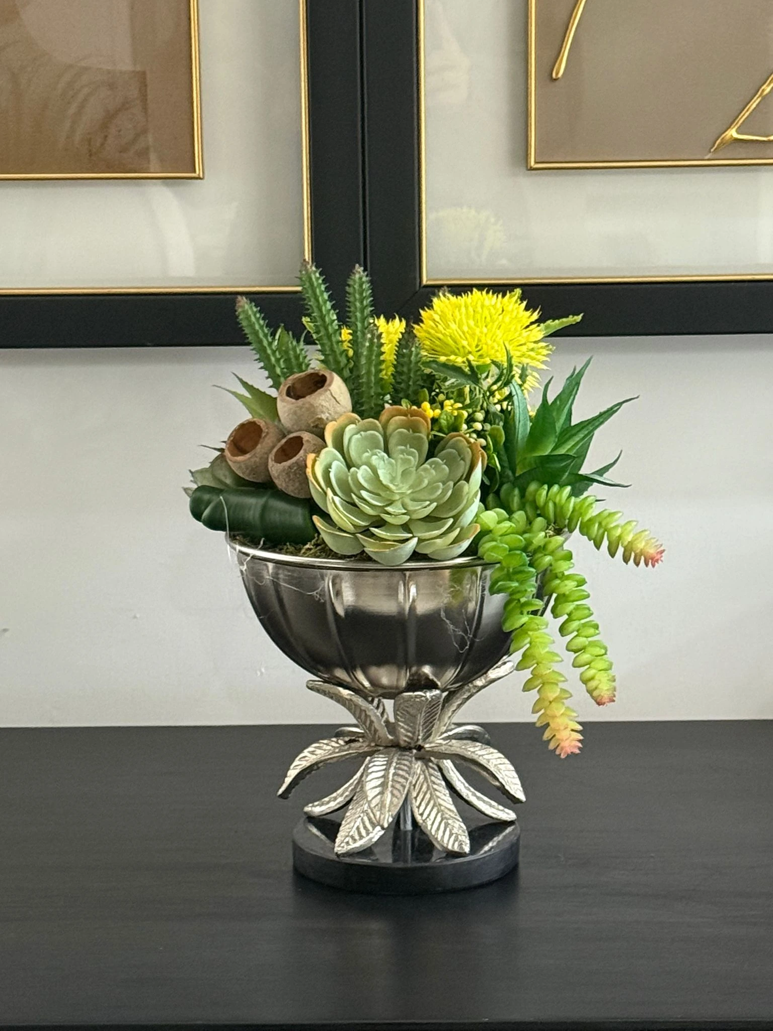 Gümüş Döküm İthal Çiçek Ayaklı Vazoda Sukulent Çiçek Aranjman 