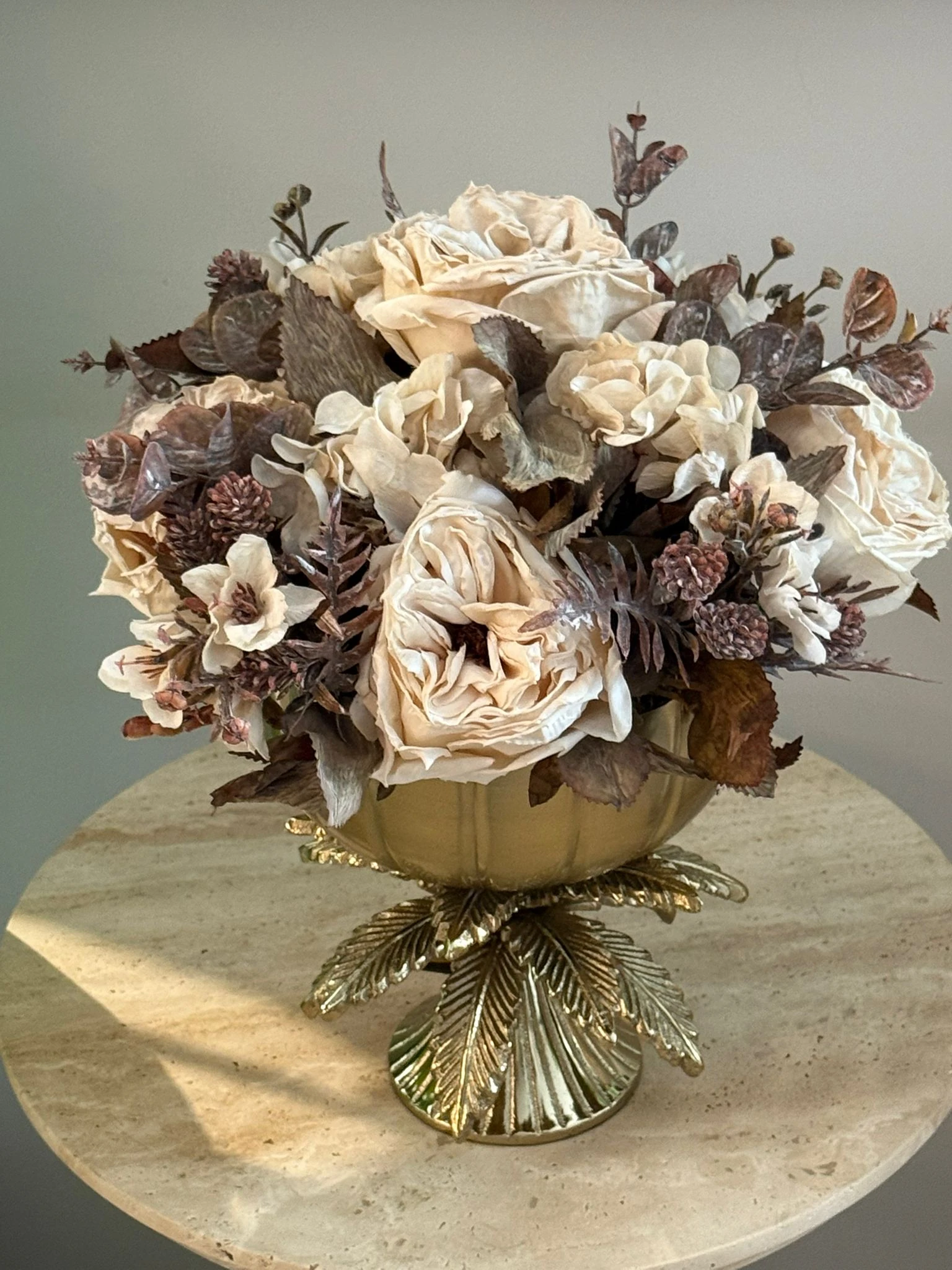 Palmiye Ayaklı Döküm Vazoda Çiçek Aranjmanı