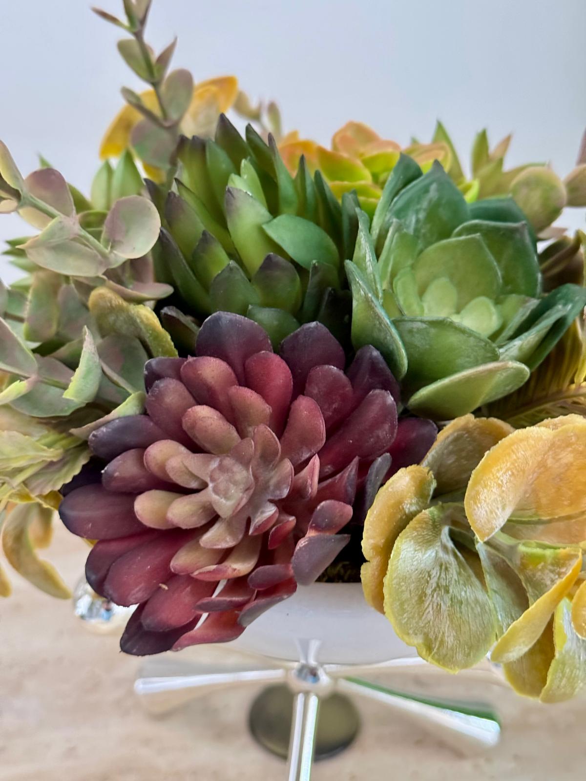 Gümüş Mokekül Ayaklı Mermer Kasede Sukulent Çiçek Aranjmanı