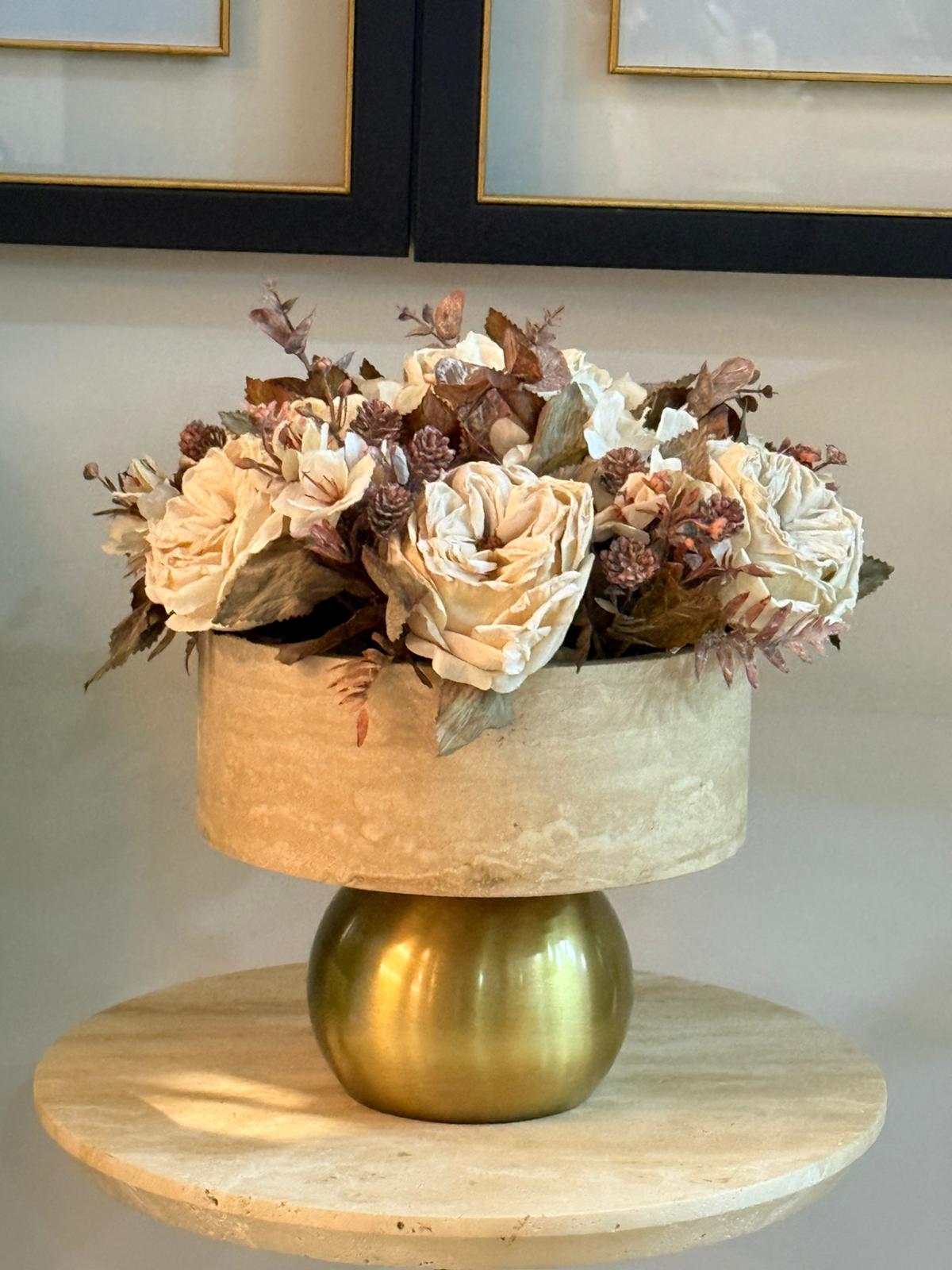 Eskitme Top Ayaklı Traverten Vazoda Çiçek Aranjmanı