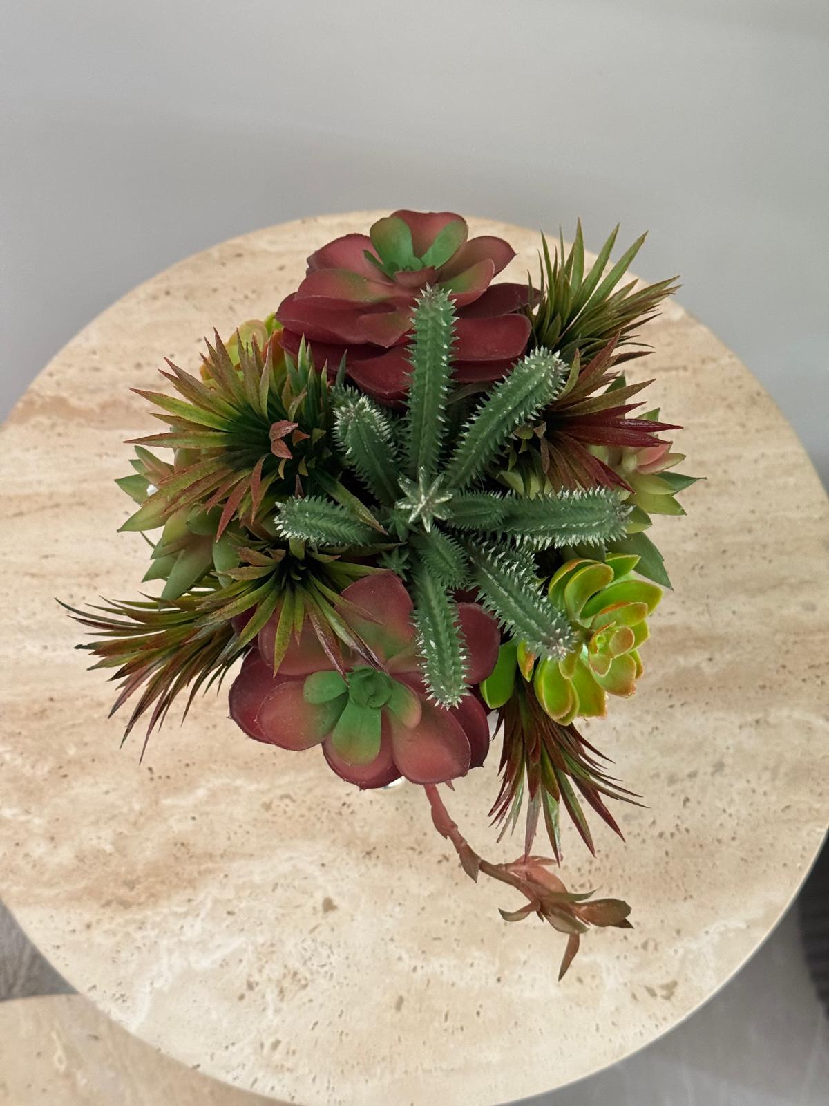 Gümüş Molekül Ayaklı Mermer Kasede Sukulent Aranjmanı