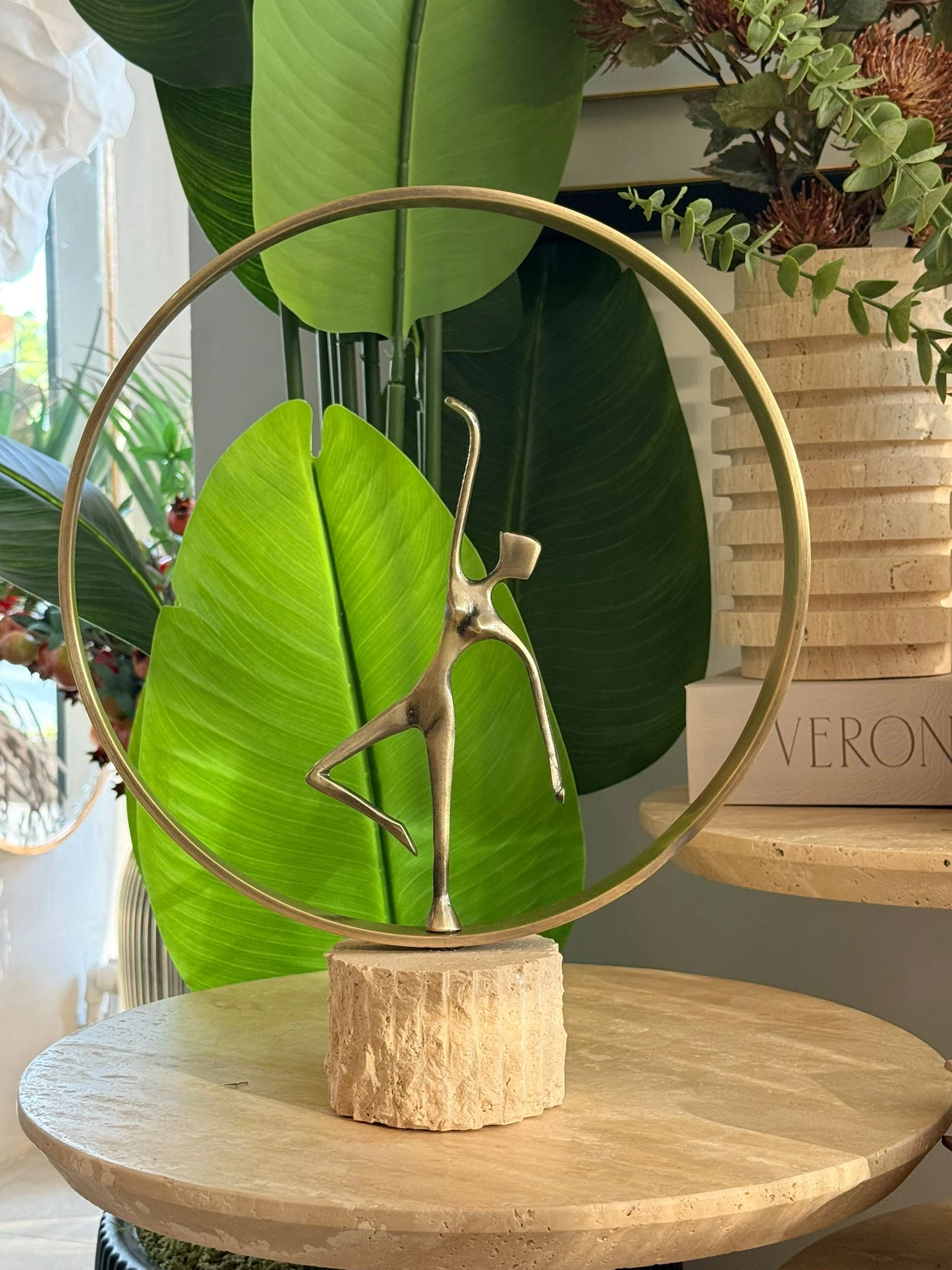 Traverten Halka İçinde Balerin Dekoratif Obje