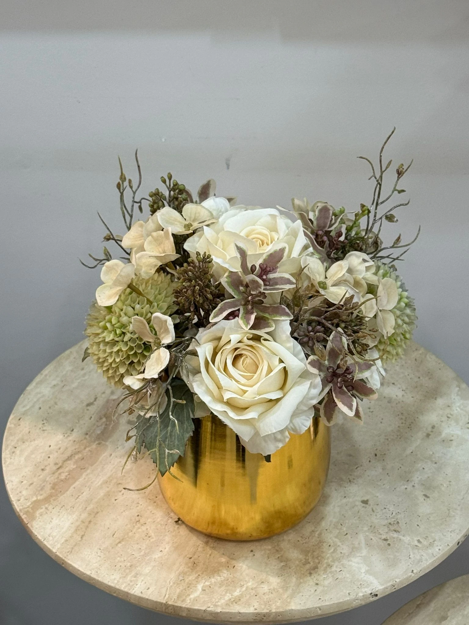 Gold Cezve Vazoda Çiçek Aranjmanı