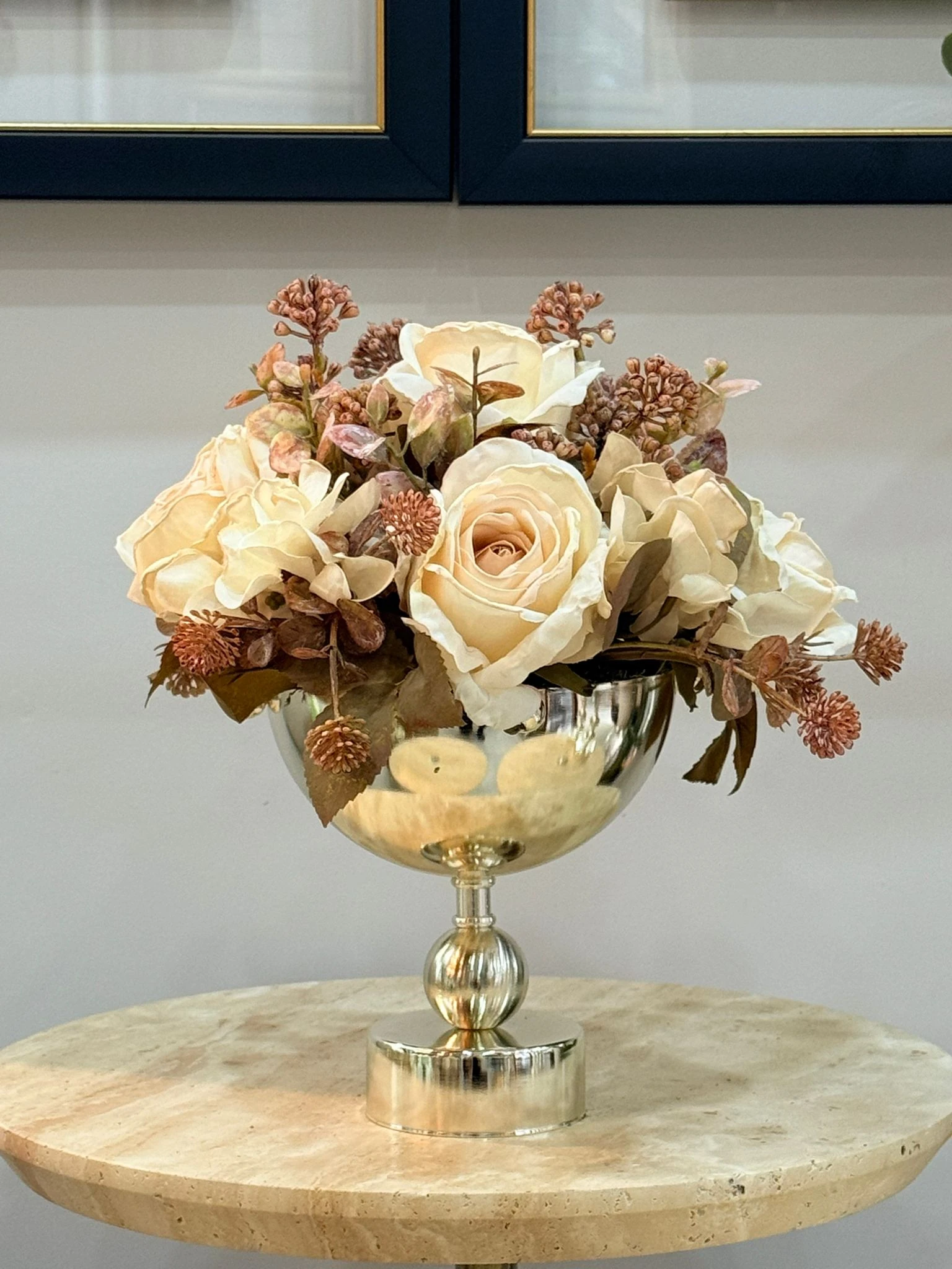 Gümüş Top Ayaklı Vazoda Çiçek Aranjmanı