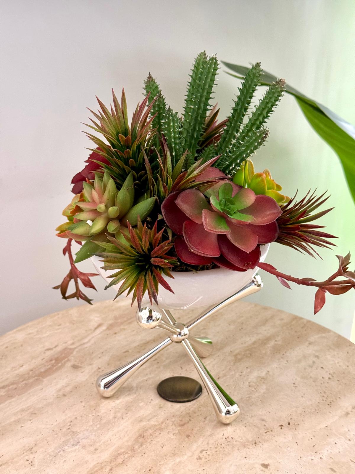 Gümüş Molekül Ayaklı Mermer Kasede Sukulent Aranjmanı