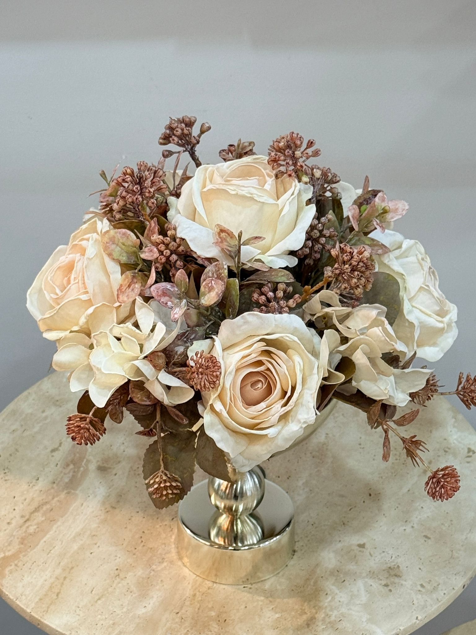 Gümüş Top Ayaklı Vazoda Çiçek Aranjmanı