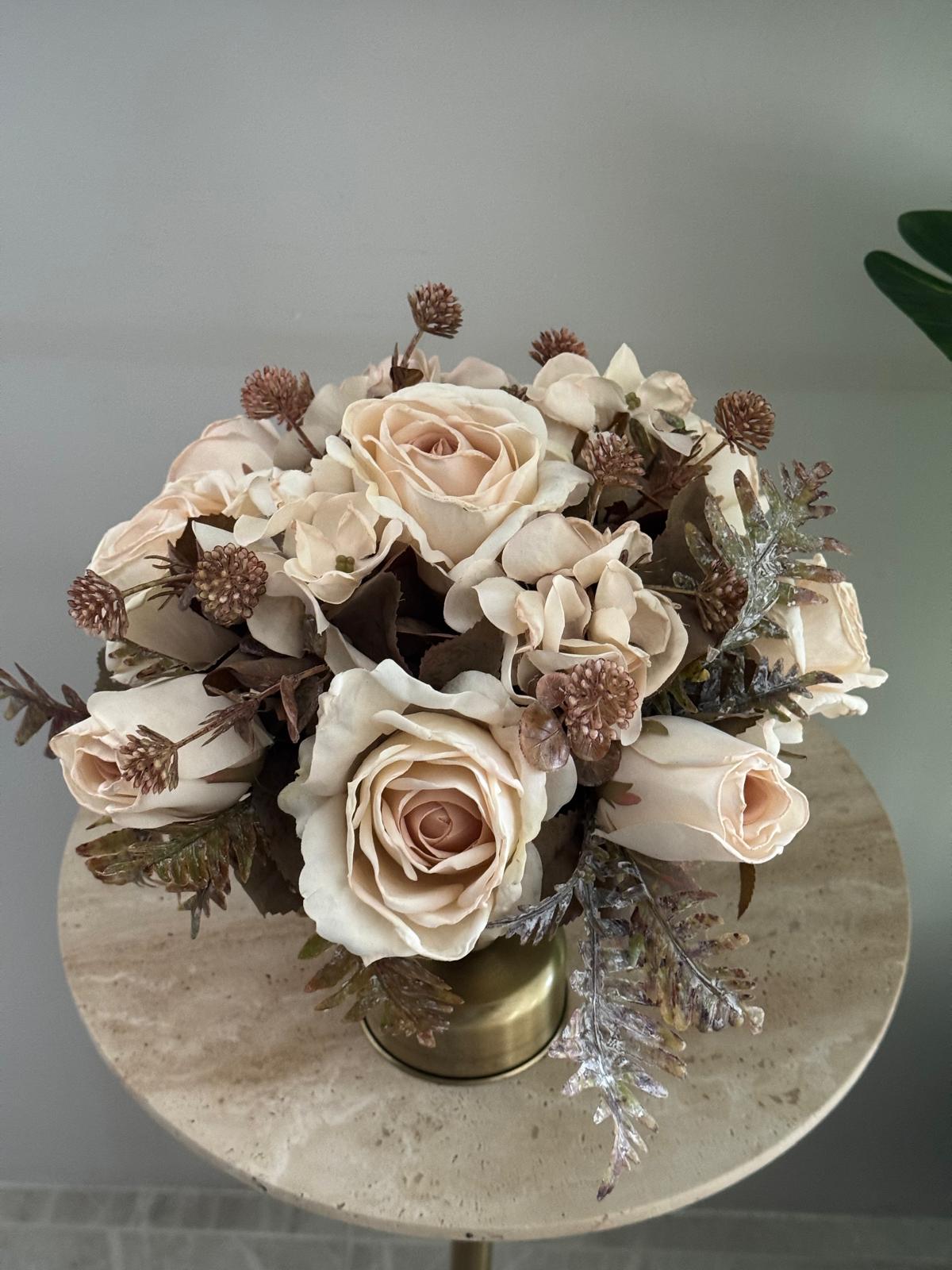 Eskitme Top Ayaklı Vazoda Çiçek Aranjmanı 