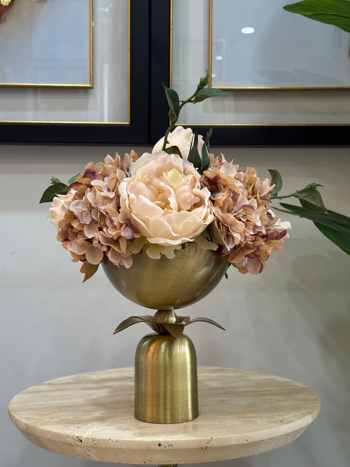 Eskitme Ayaklı Vazoda Yapay Çiçek Aranjmanı