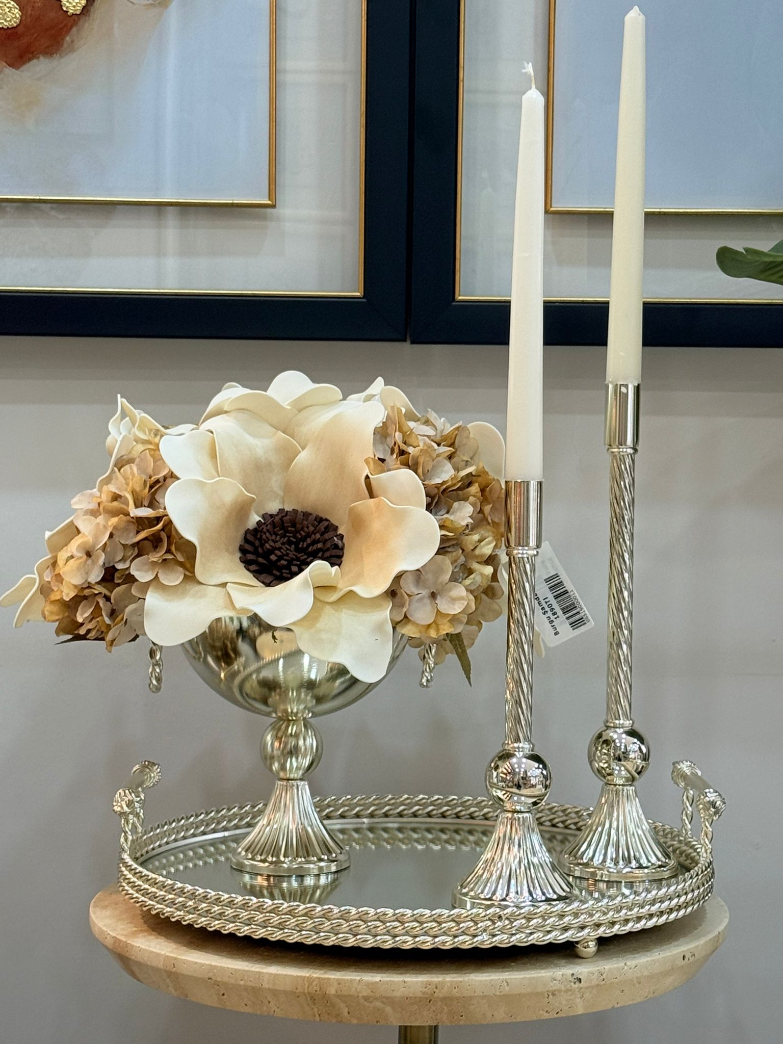 Gümüş Burgu Ayaklı Vazoda Lateks Çiçek Aranjmanı