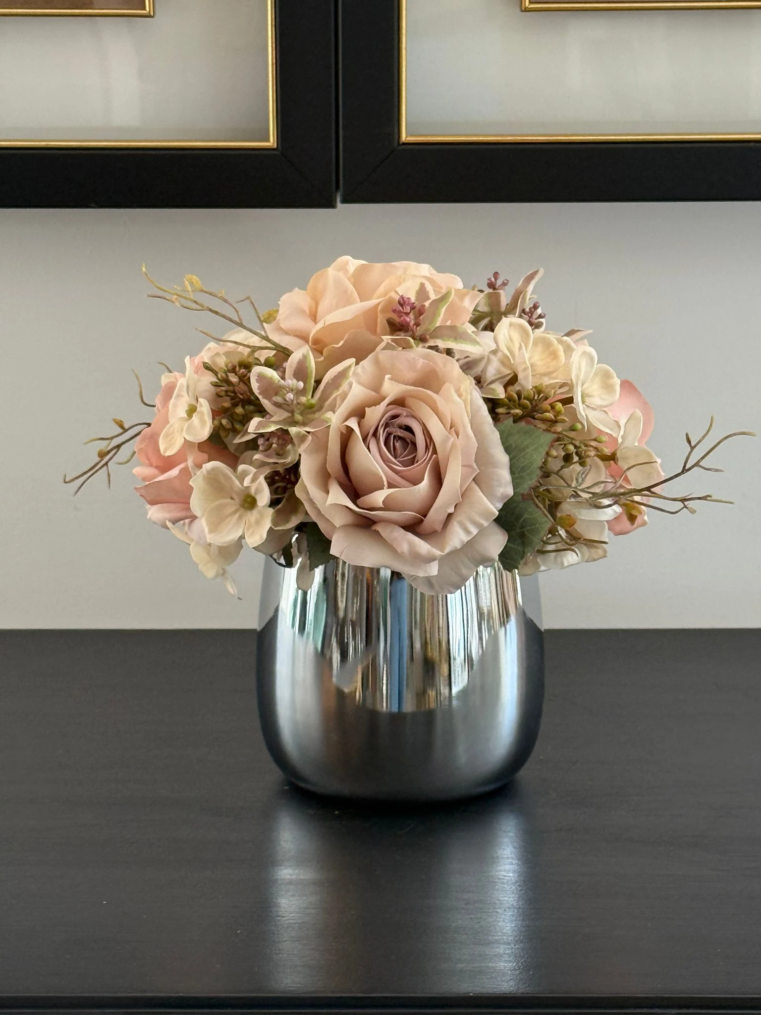 Gümüş Cezve Vazoda Yapay Çiçek Aranjman 