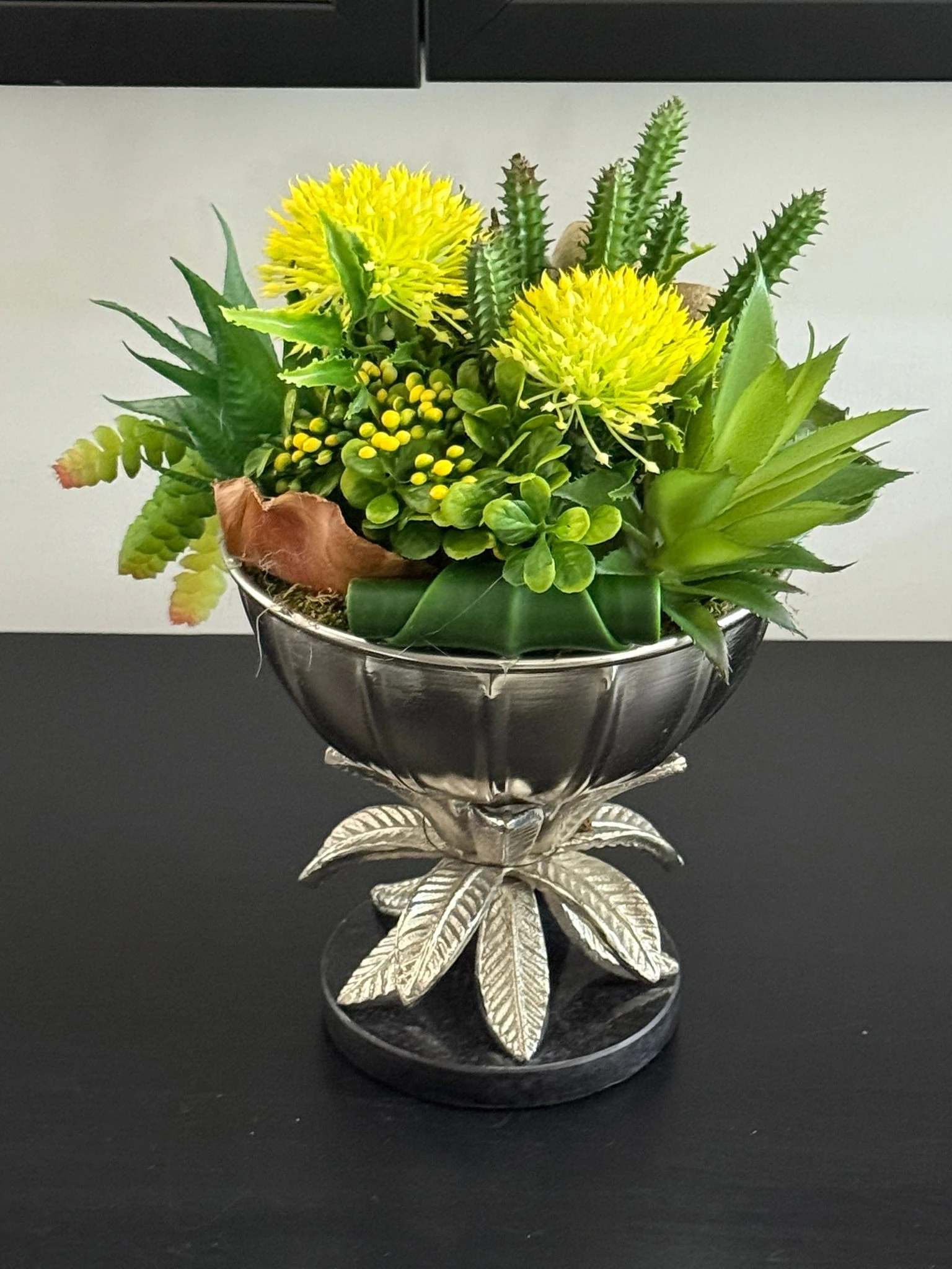 Gümüş Döküm İthal Çiçek Ayaklı Vazoda Sukulent Çiçek Aranjman 