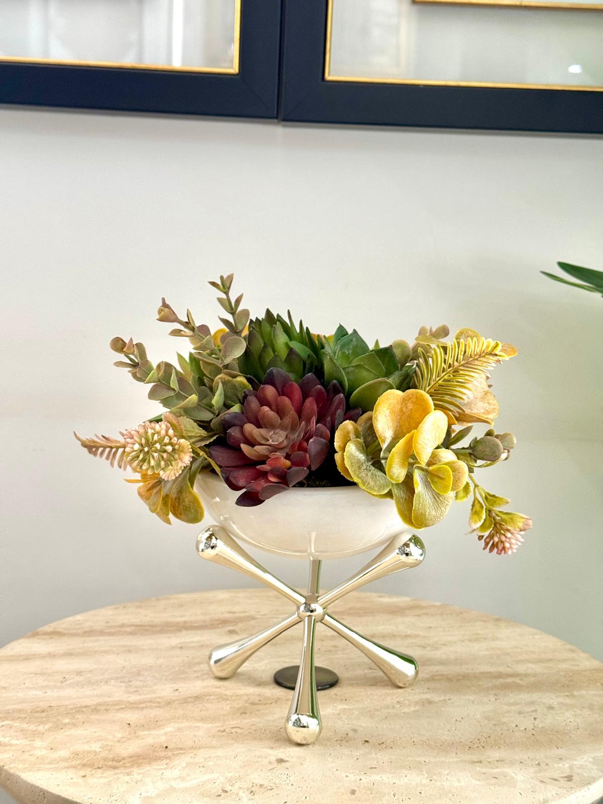 Gümüş Mokekül Ayaklı Mermer Kasede Sukulent Çiçek Aranjmanı