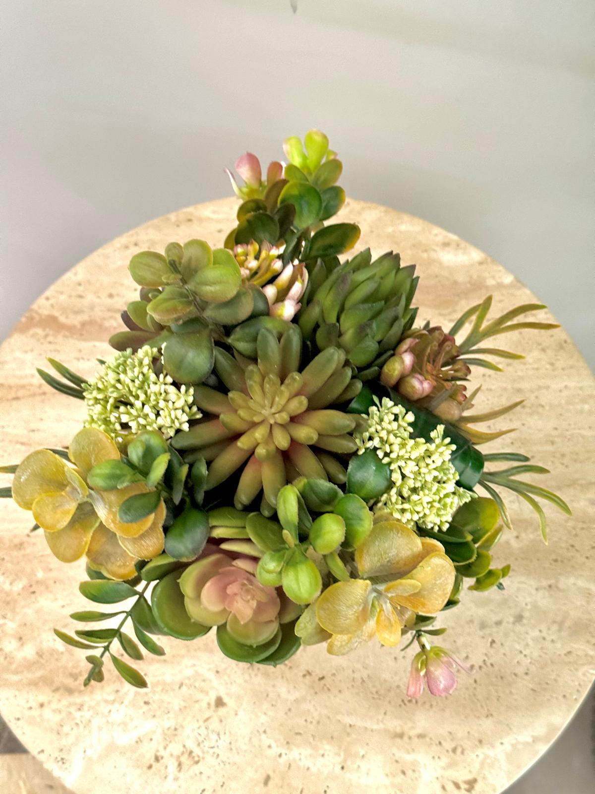 Gümüş Molekül Ayaklı Mermer Kasede Sukulent Çiçek Aranjmanı