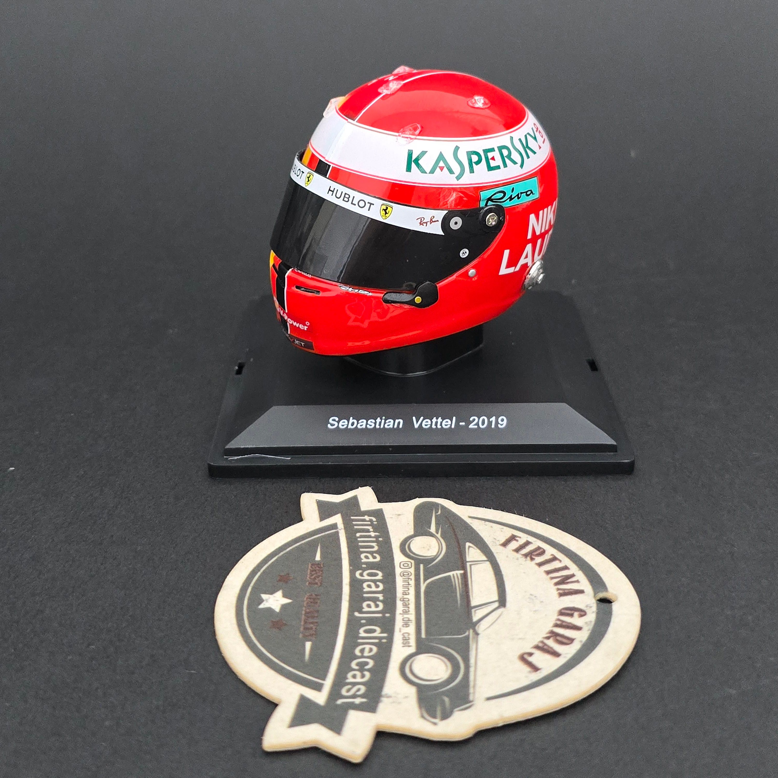 1:5 Sebastian Vettel Kask Figürü Niki Lauda'ya Teşekkür Tasarımlı