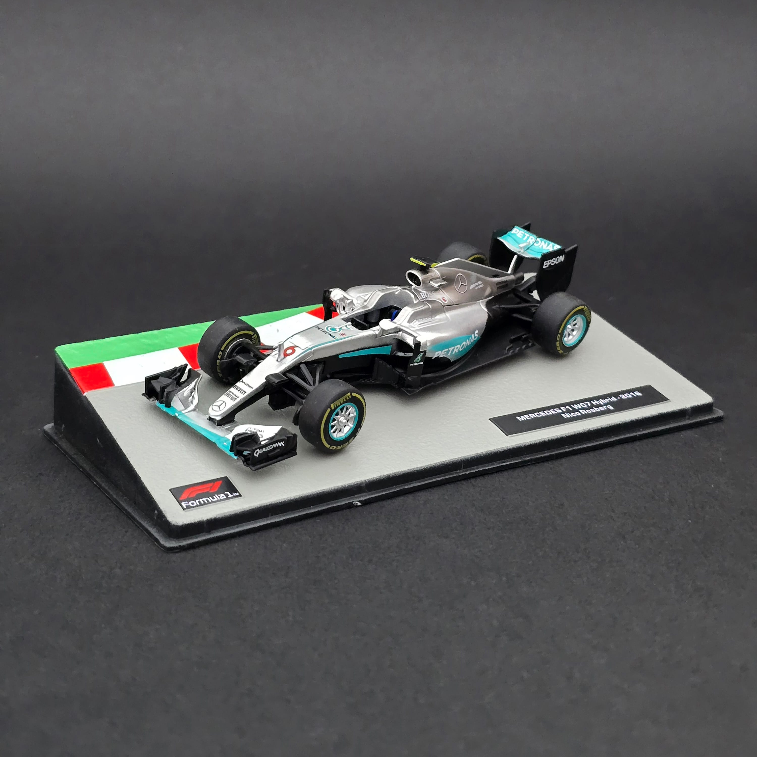 1:43 Mercedes F1 W07 2016 Dünya Şampiyonu Nico Rosberg 