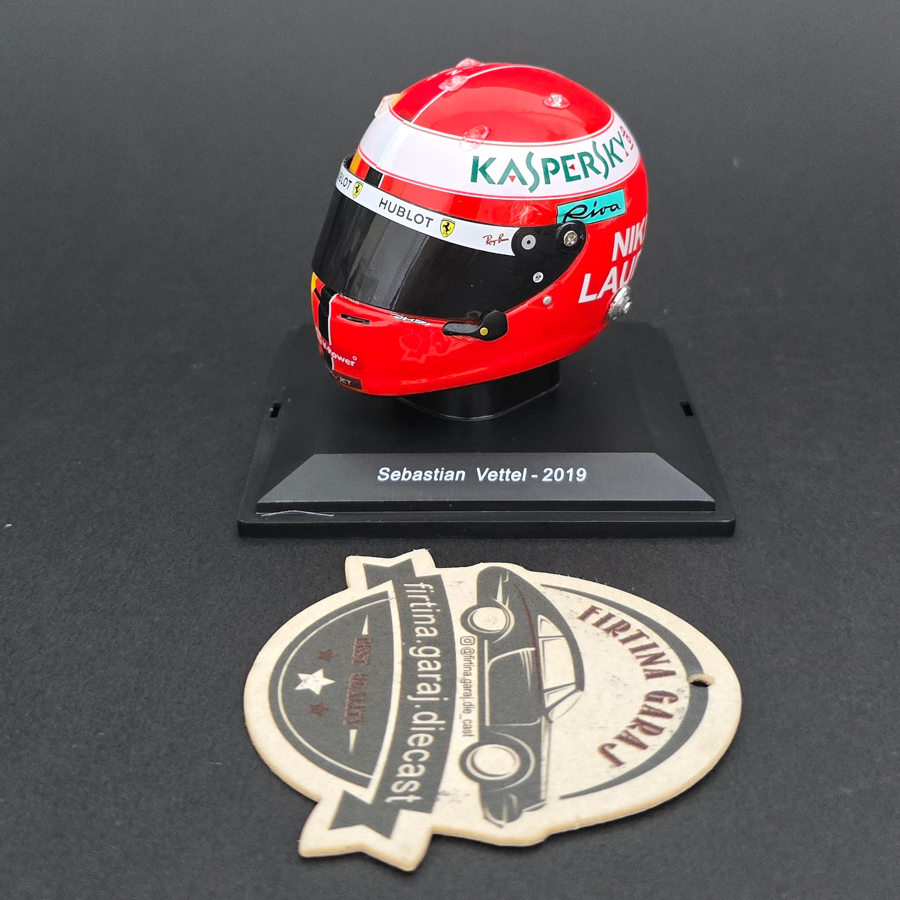 1:5 Sebastian Vettel Kask Figürü Niki Lauda'ya Teşekkür Tasarımlı