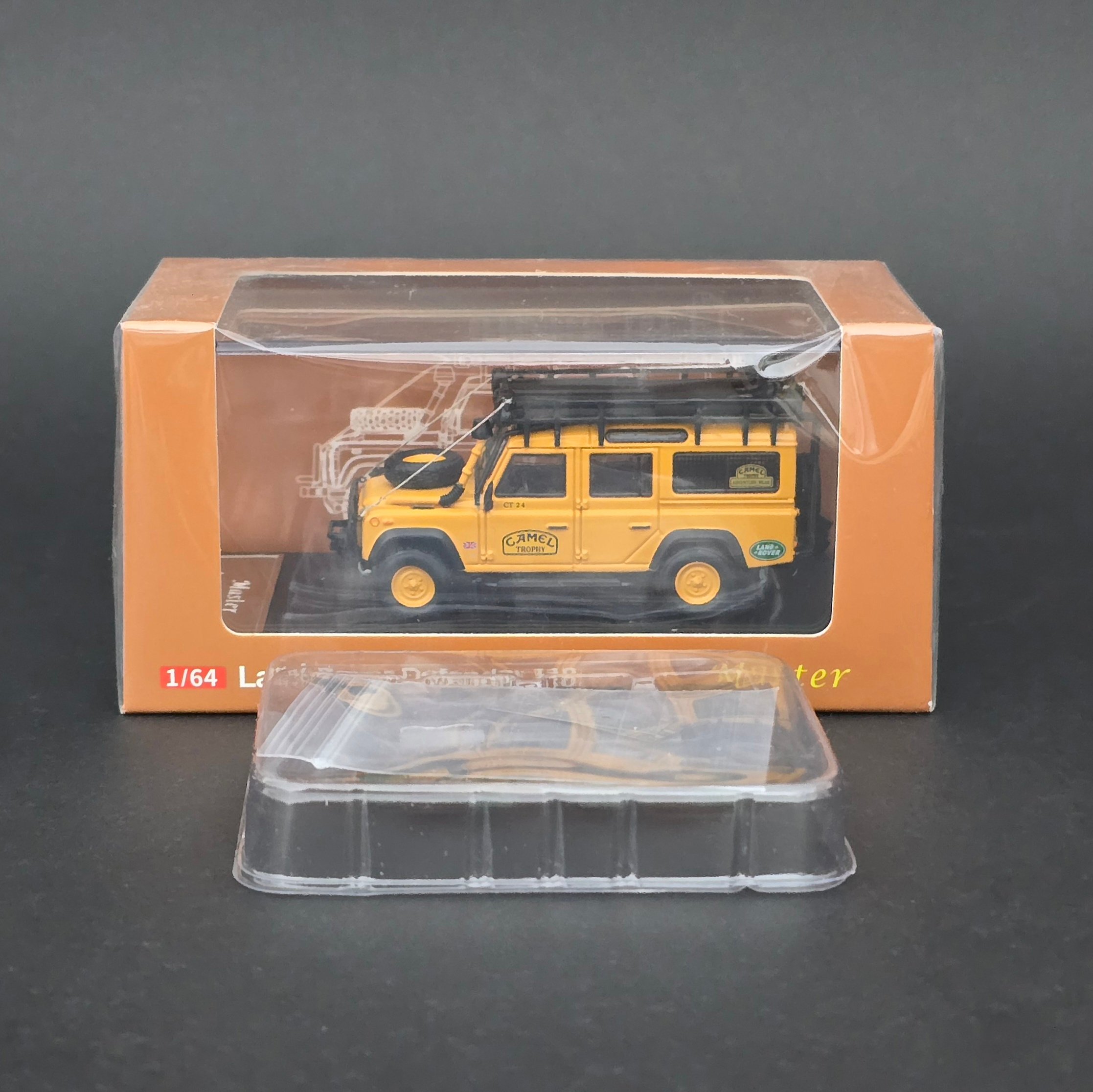 1:64 Master Land Rover Defender 110 Camel Trophy