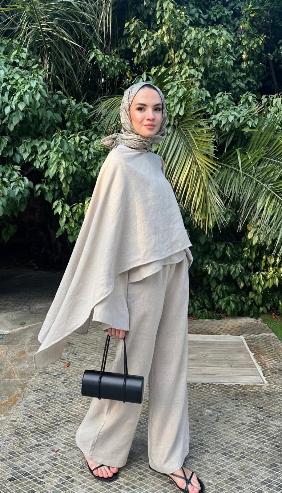 KETEN PELERİN DETAYLI DÖKÜMLÜ BLUZ (TAŞ RENGİ)