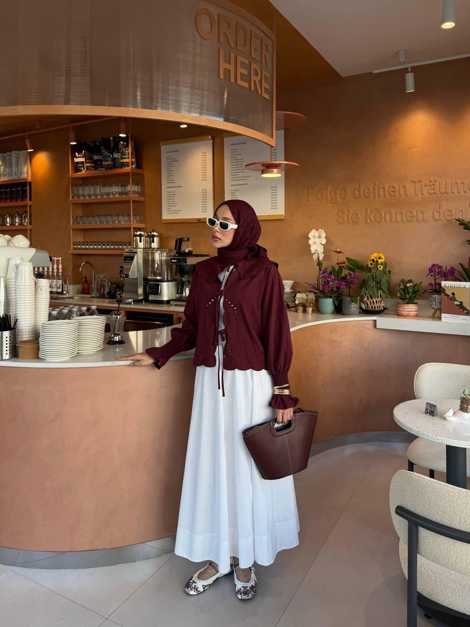 KOLLARI GİPE DETAYLI NAKIŞLI GÖMLEK (BORDO)