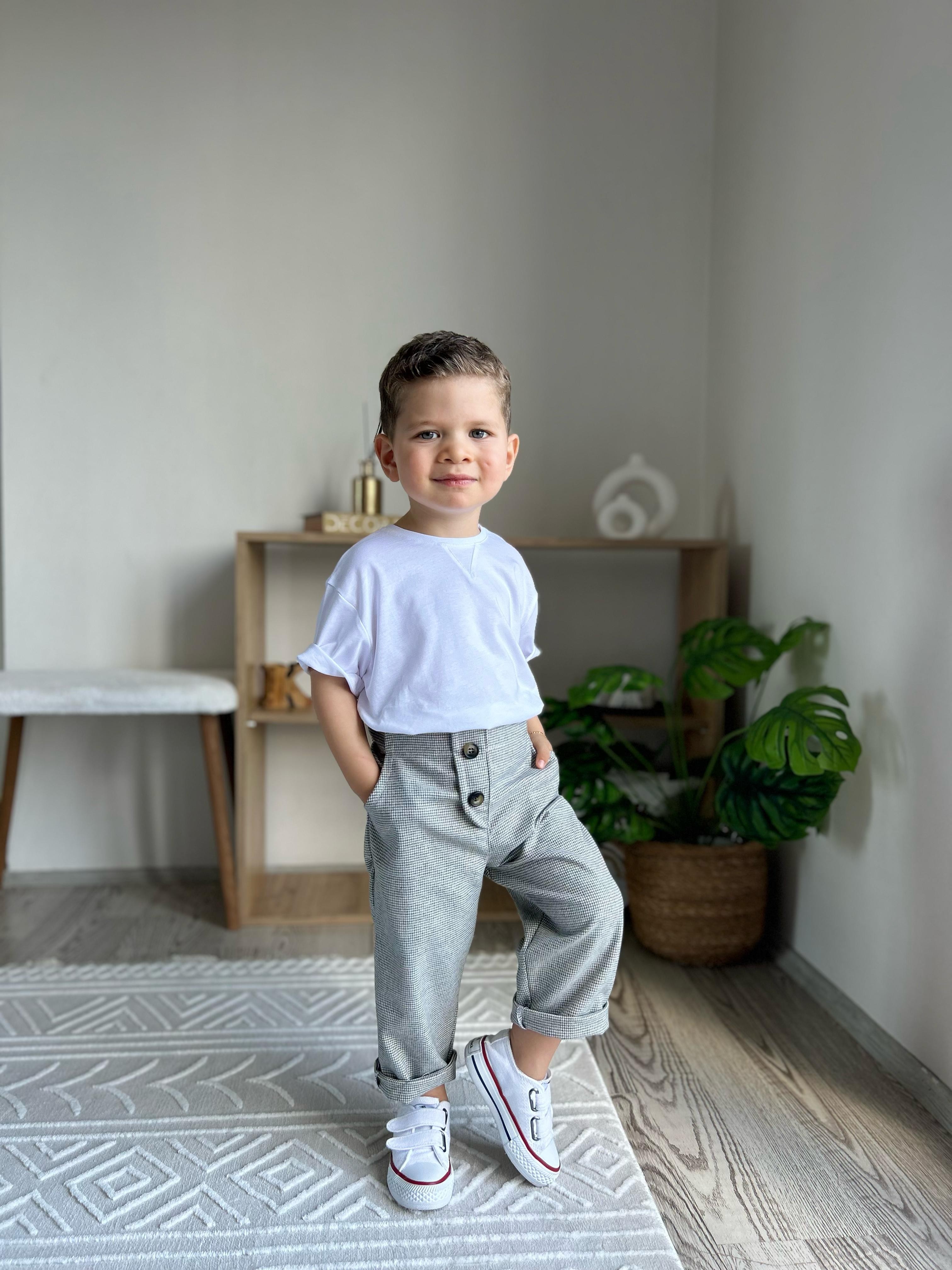 🤎 Favorimkids Gri Pantalon Beyaz Tişört Takım Pamuklu Alt Üst Takım – Şık ve Tarz 🤎