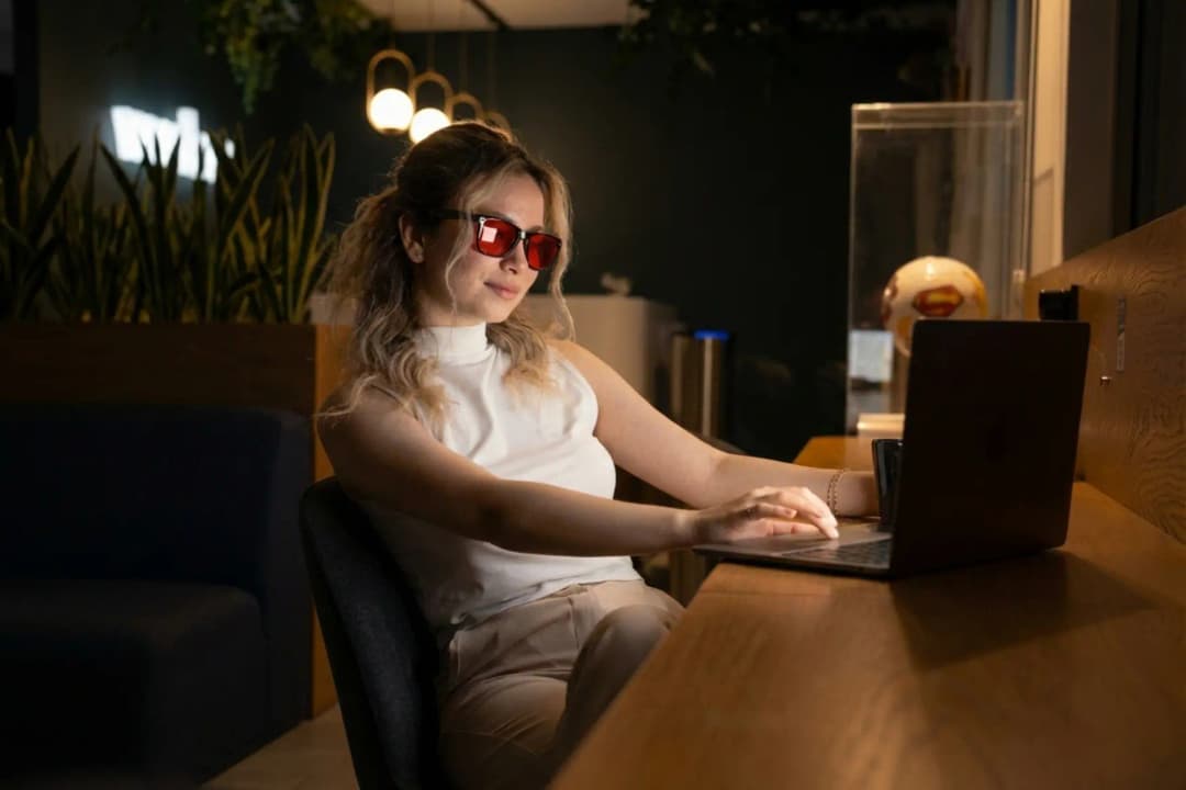 Kırmızı Camlı Mavi Işıktan Koruyucu Gözlük