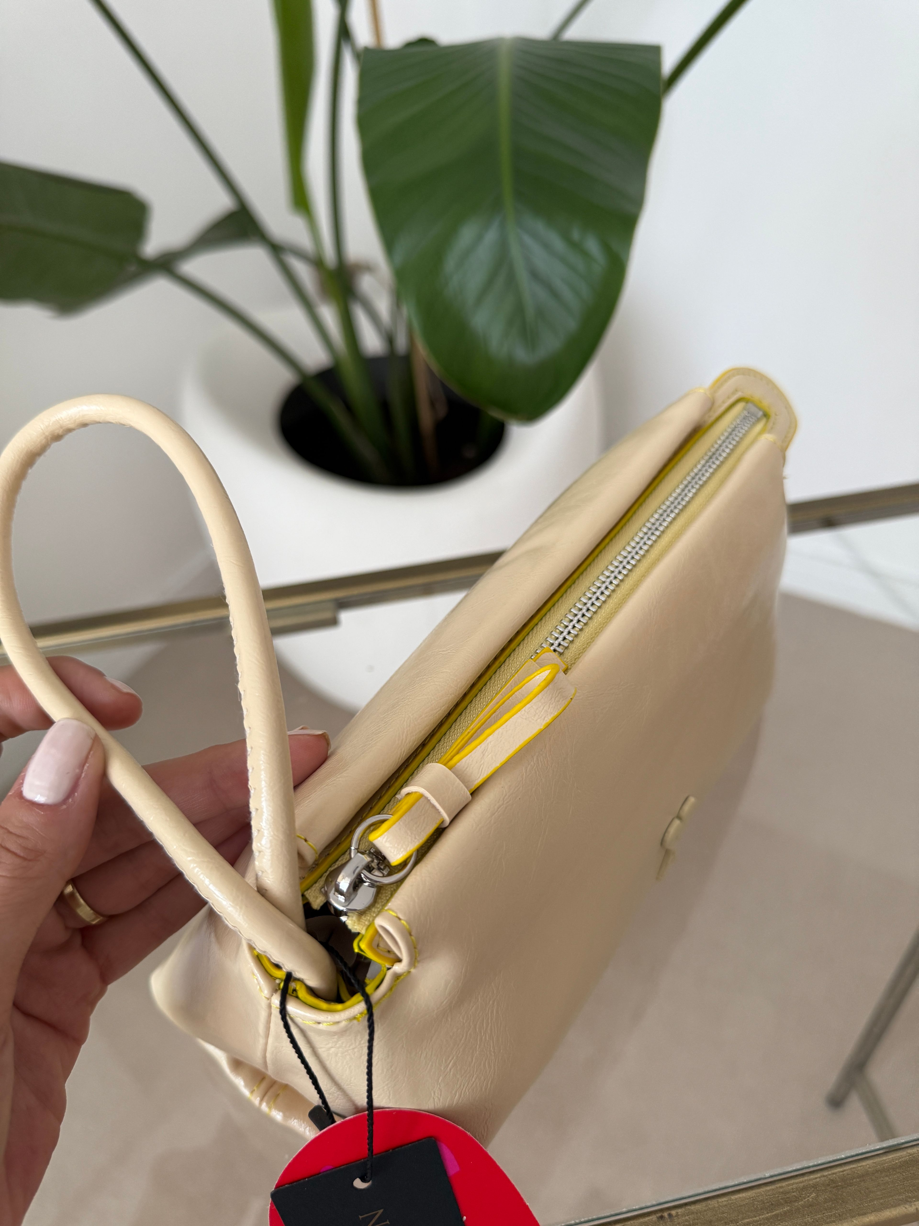 Ami Clutch Butter yellow