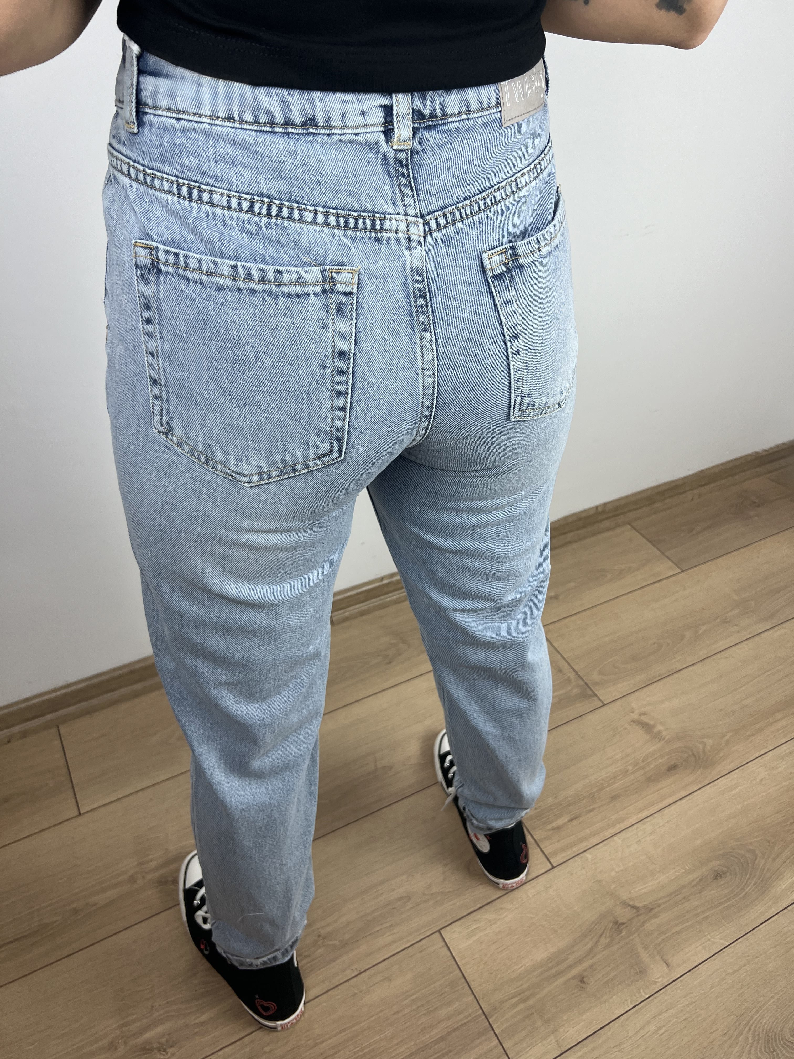 LIGHT BLUE MOM JEAN (New Sandy)