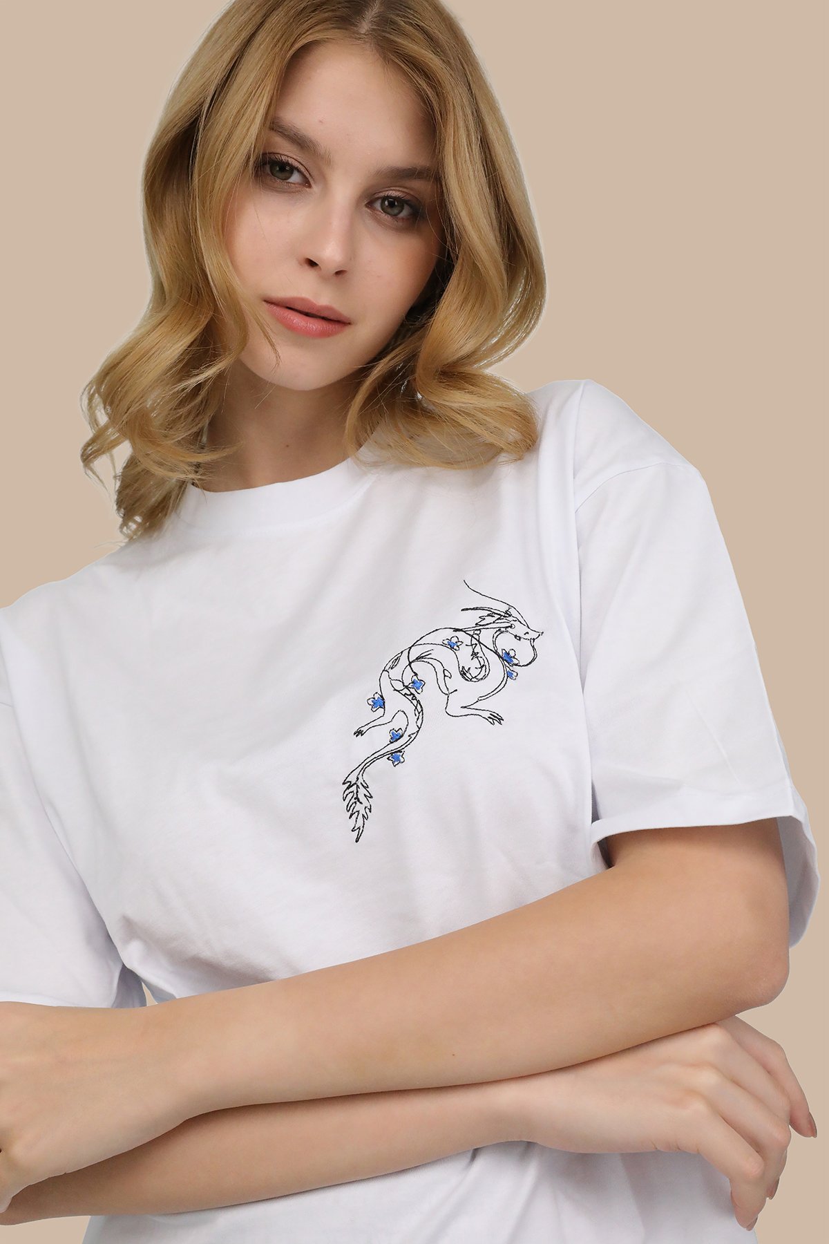 Beyaz Bisiklet Yaka Özel Tasarım Ejderha Nakış Desenli Oversize T-shirt