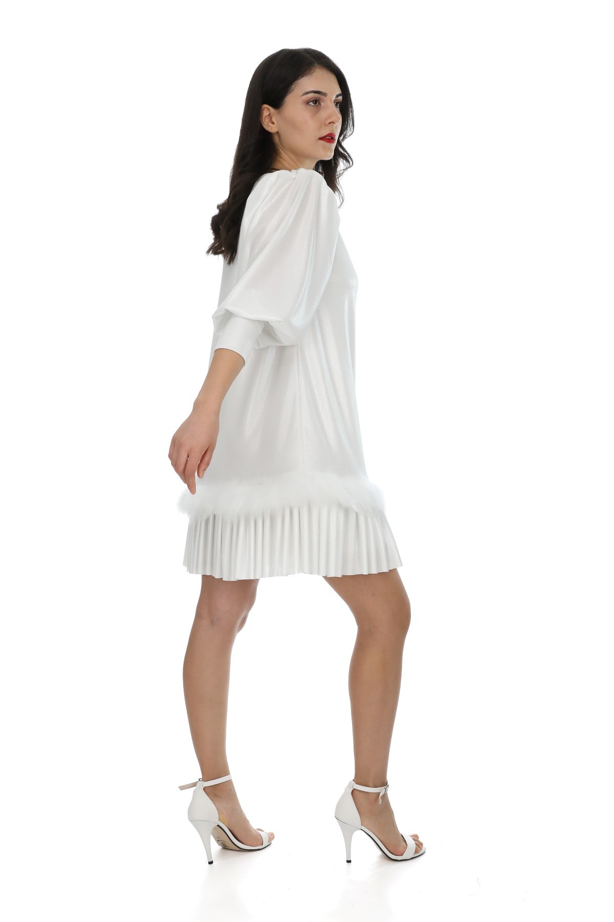 beyaz oversize tüylü elbise