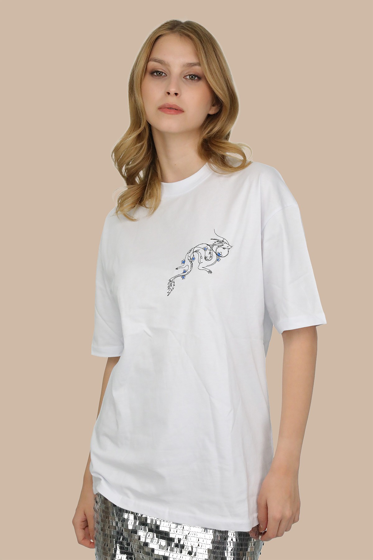 Beyaz Bisiklet Yaka Özel Tasarım Ejderha Nakış Desenli Oversize T-shirt