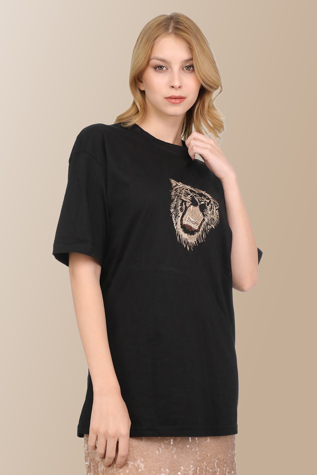 Siyah Uzun Aslan Desen Nakışlı Regular T-shirt