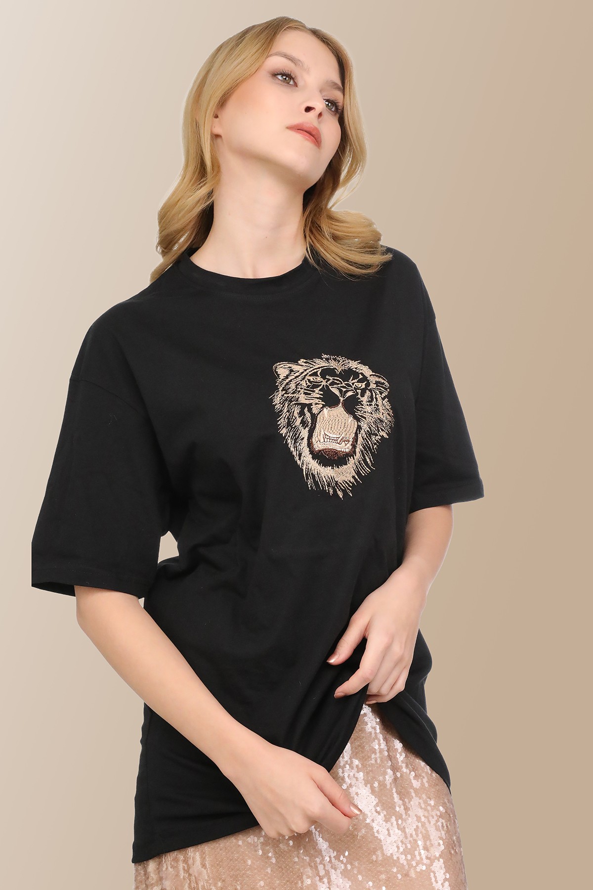 Siyah Uzun Aslan Desen Nakışlı Regular T-shirt