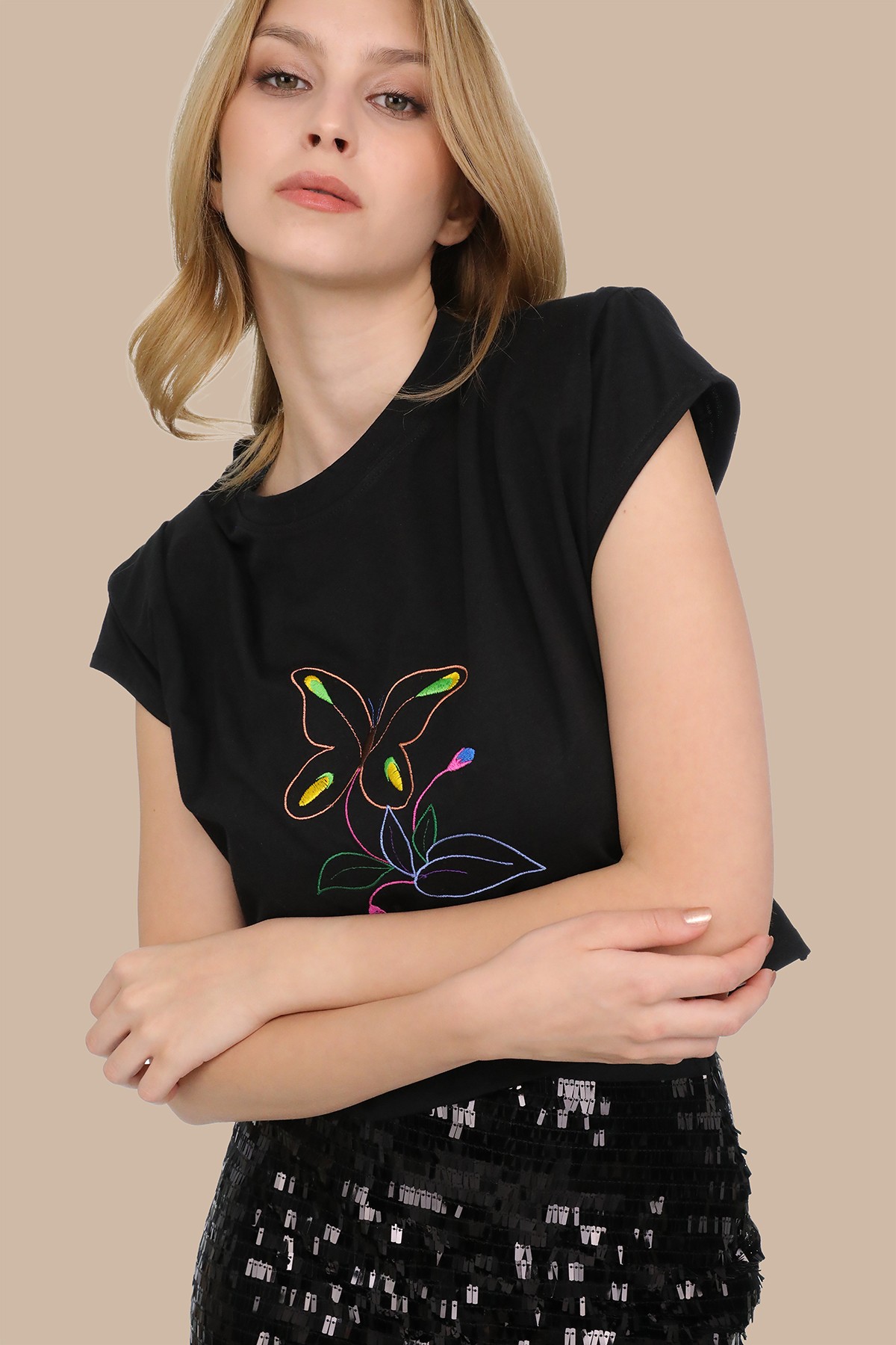 Siyah Kelebek Çiçek Motif İşlemeli Crop