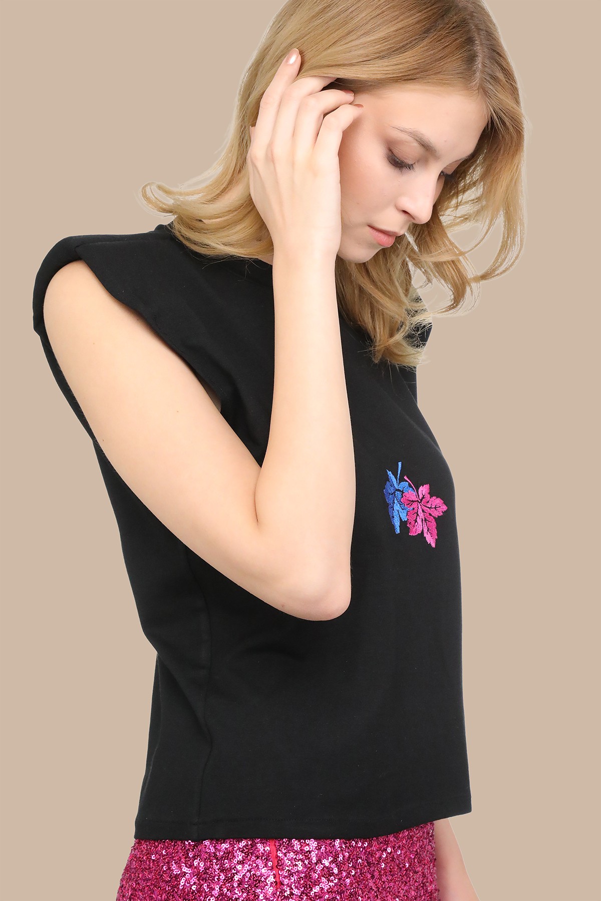 Siyah Yaprak Nakışlı Kolsuz t-shirt