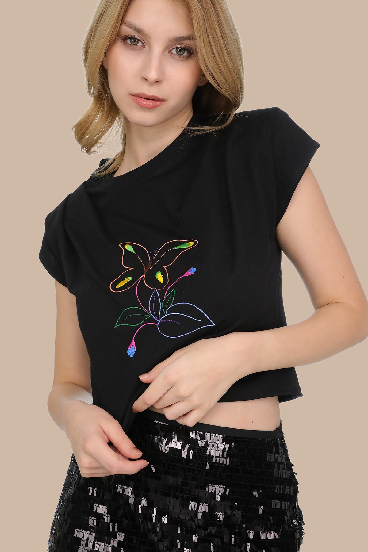 Siyah Kelebek Çiçek Motif İşlemeli Crop