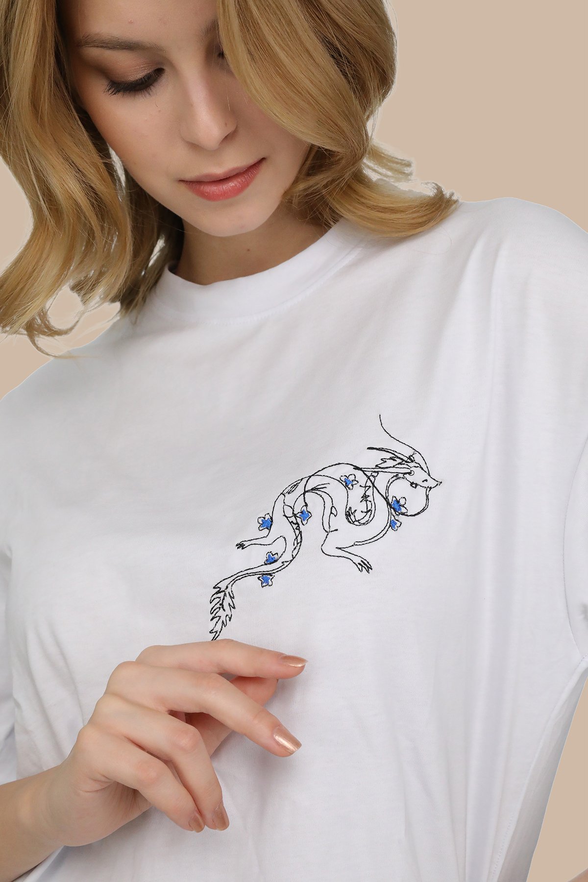 Beyaz Bisiklet Yaka Özel Tasarım Ejderha Nakış Desenli Oversize T-shirt