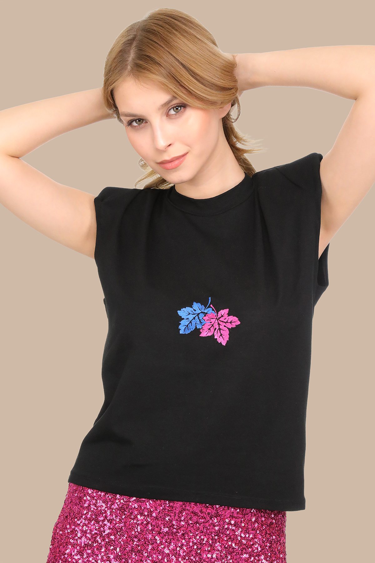 Siyah Yaprak Nakışlı Kolsuz t-shirt