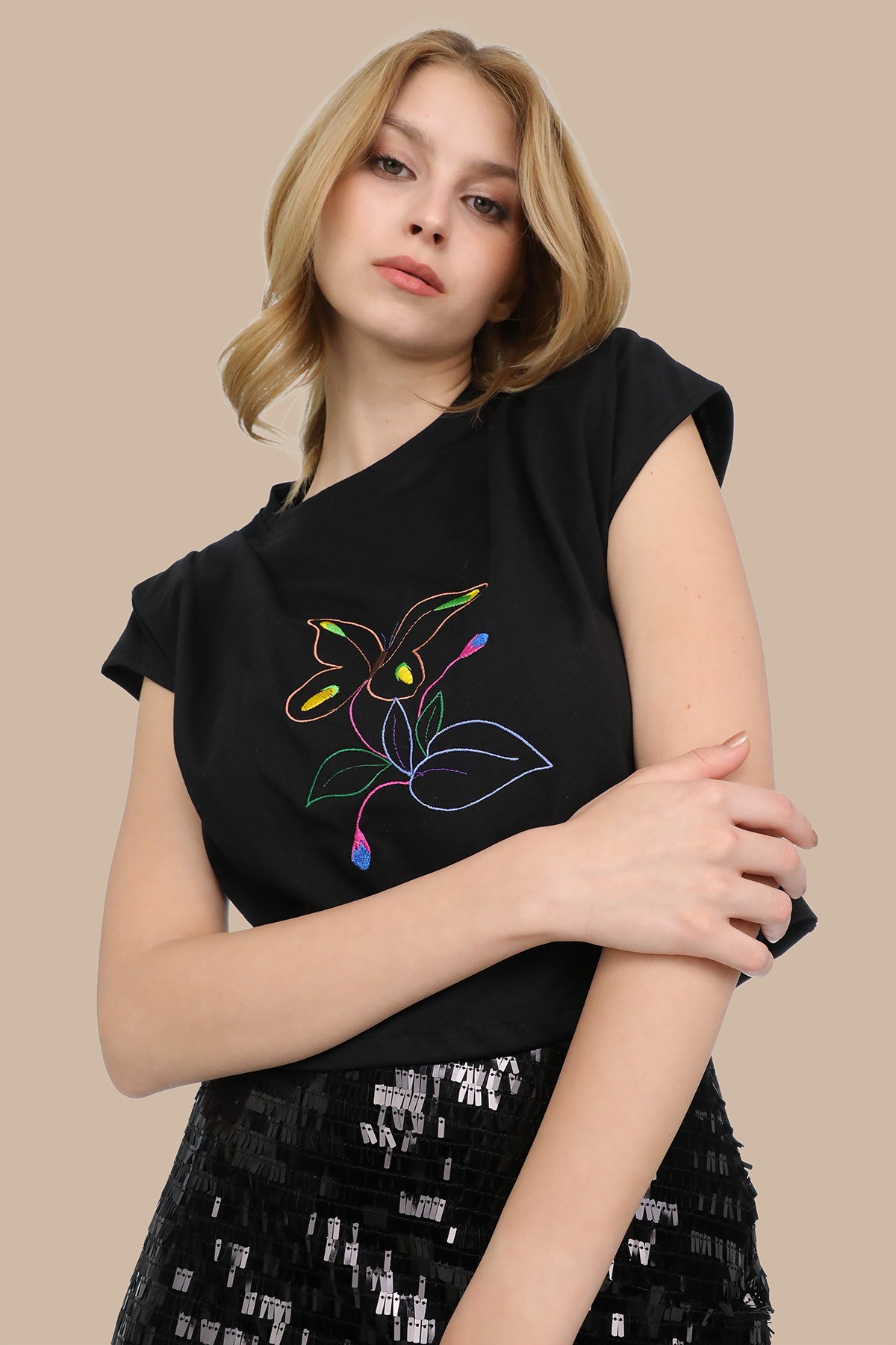 Siyah Kelebek Çiçek Motif İşlemeli Crop
