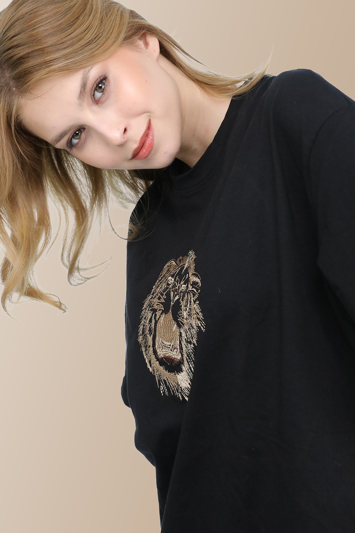 Siyah Uzun Aslan Desen Nakışlı Regular T-shirt