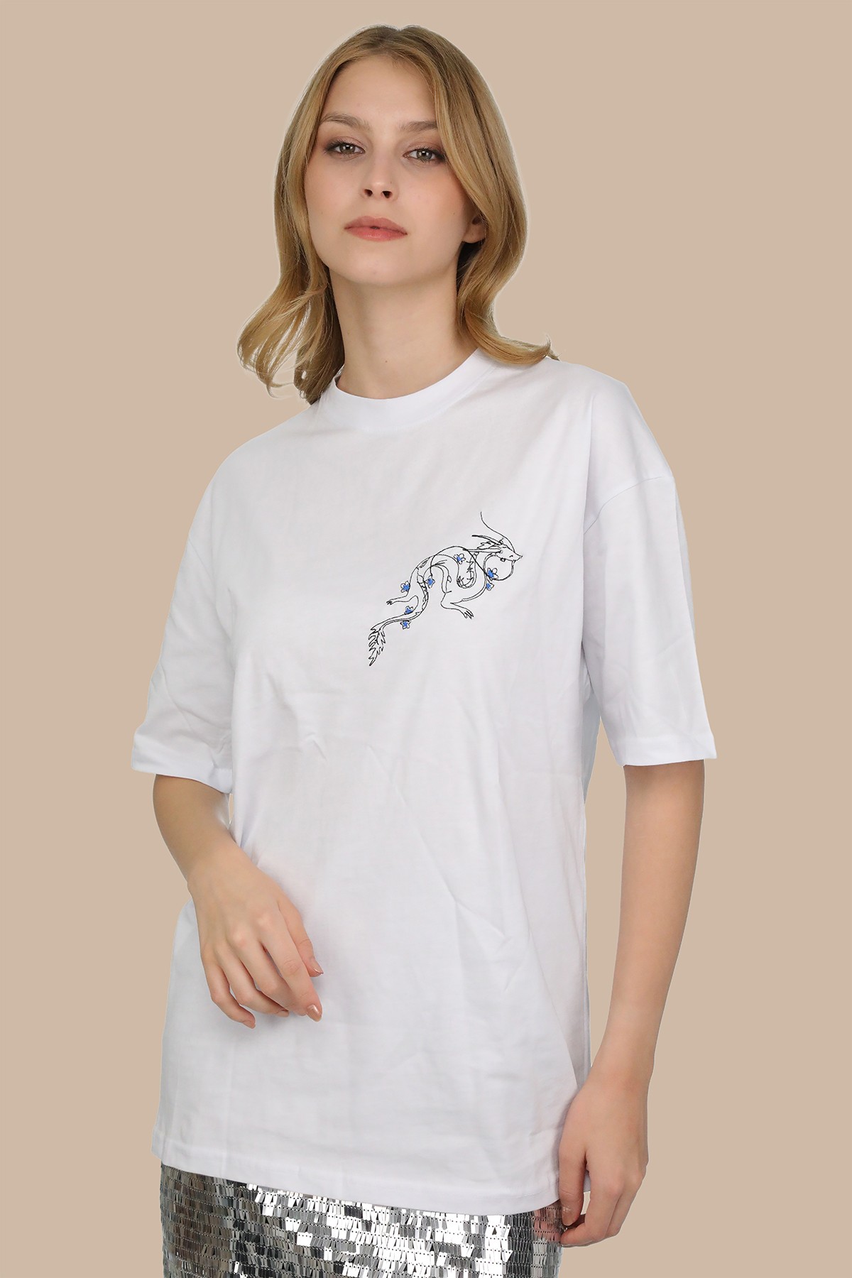 Beyaz Bisiklet Yaka Özel Tasarım Ejderha Nakış Desenli Oversize T-shirt