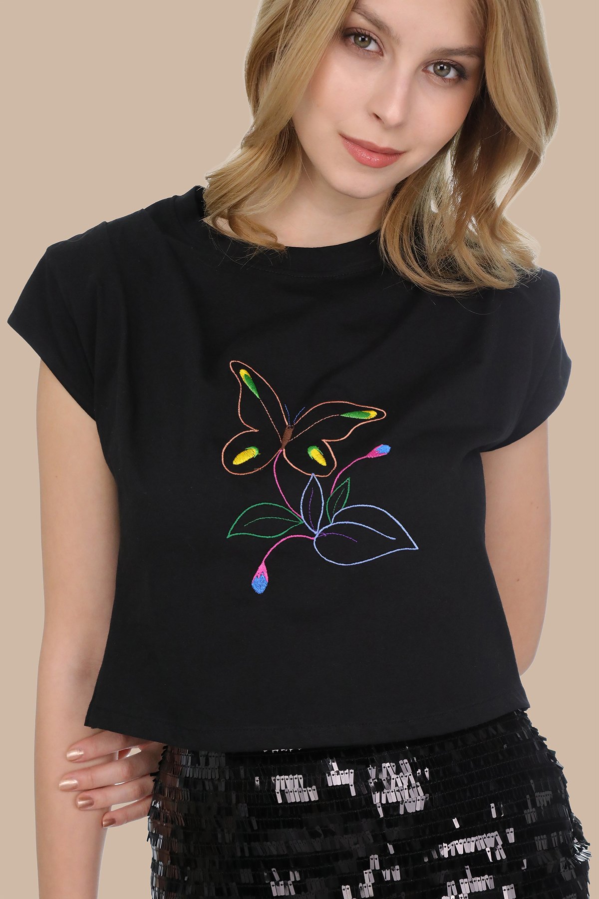 Siyah Kelebek Çiçek Motif İşlemeli Crop