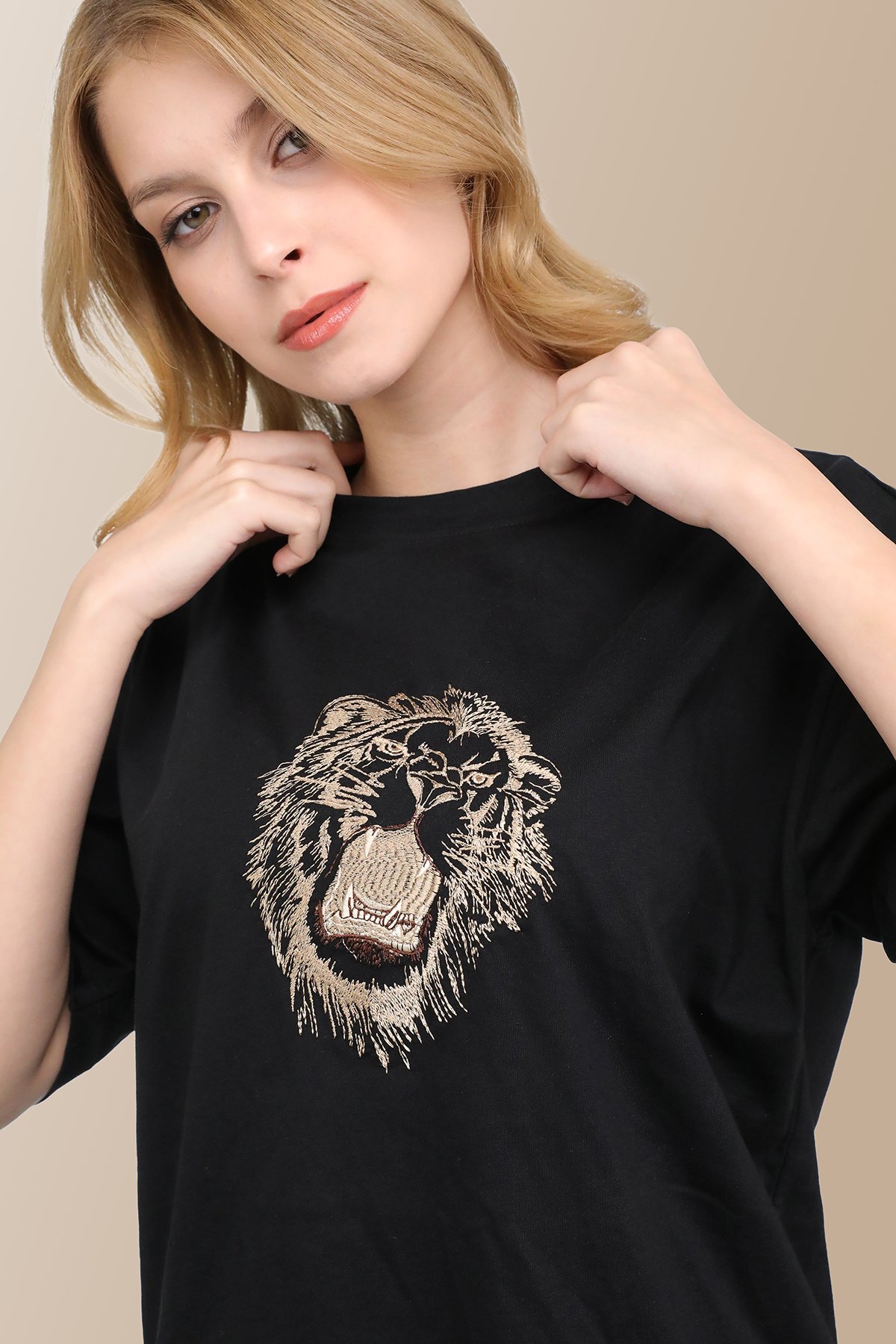 Siyah Uzun Aslan Desen Nakışlı Regular T-shirt