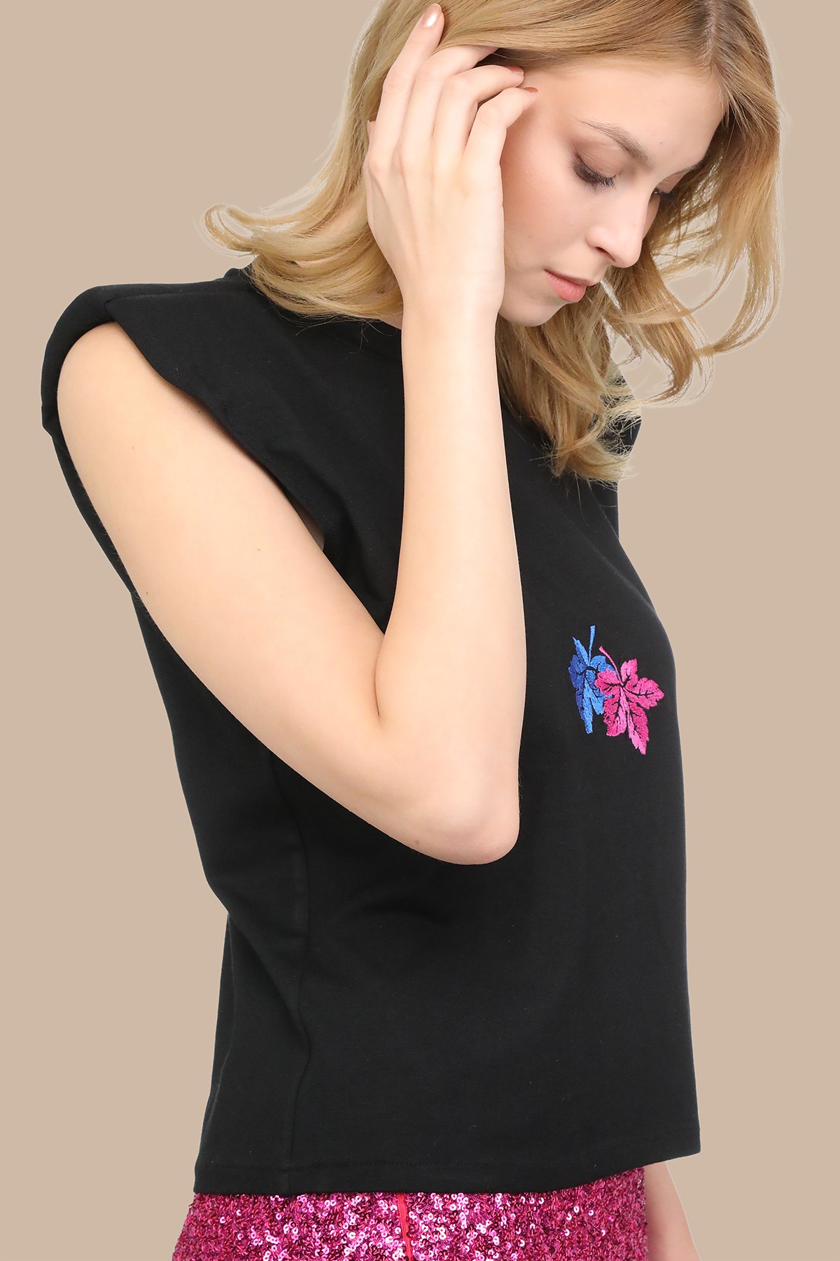Siyah Yaprak Nakışlı Kolsuz t-shirt