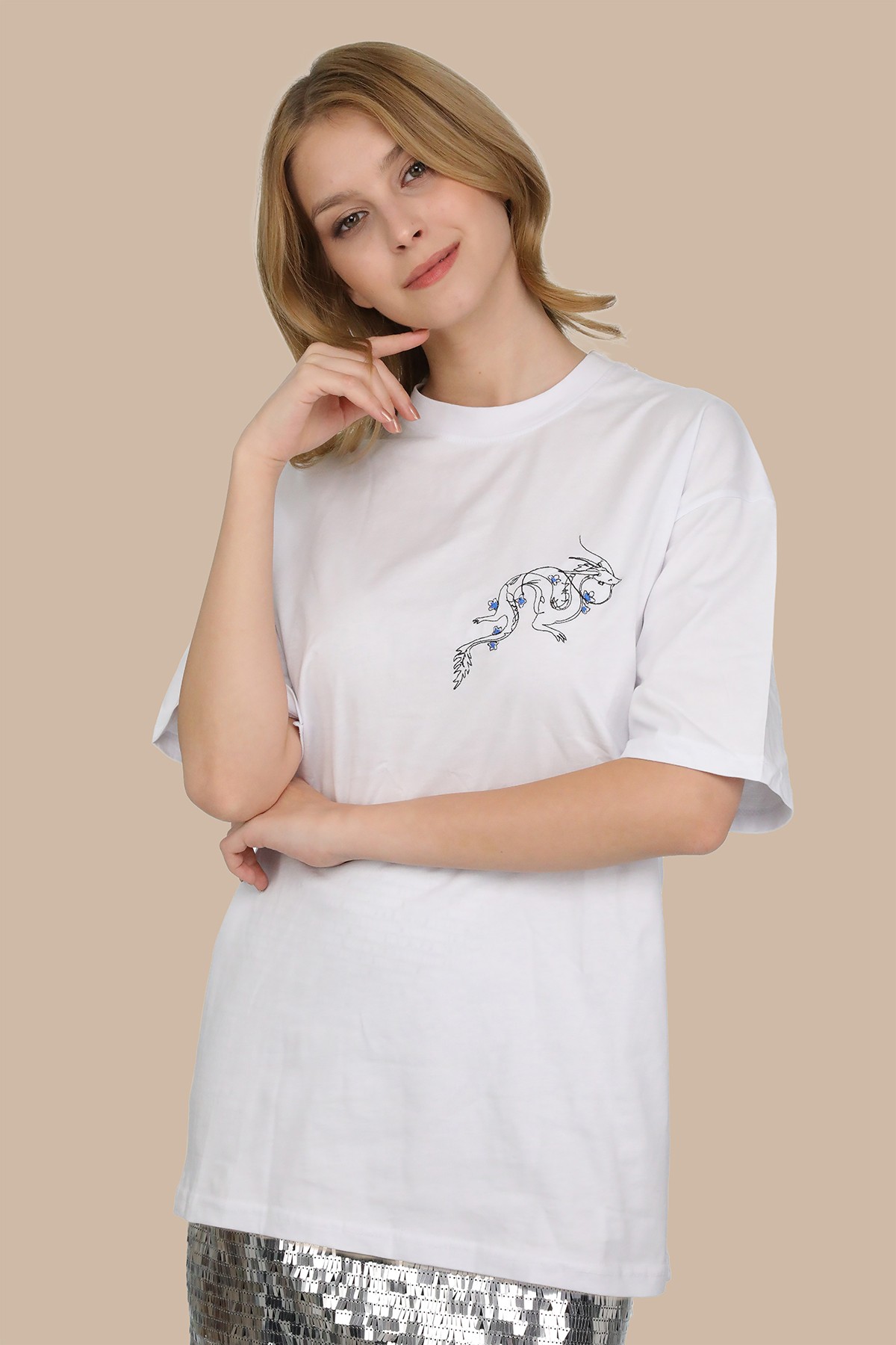 Beyaz Bisiklet Yaka Özel Tasarım Ejderha Nakış Desenli Oversize T-shirt