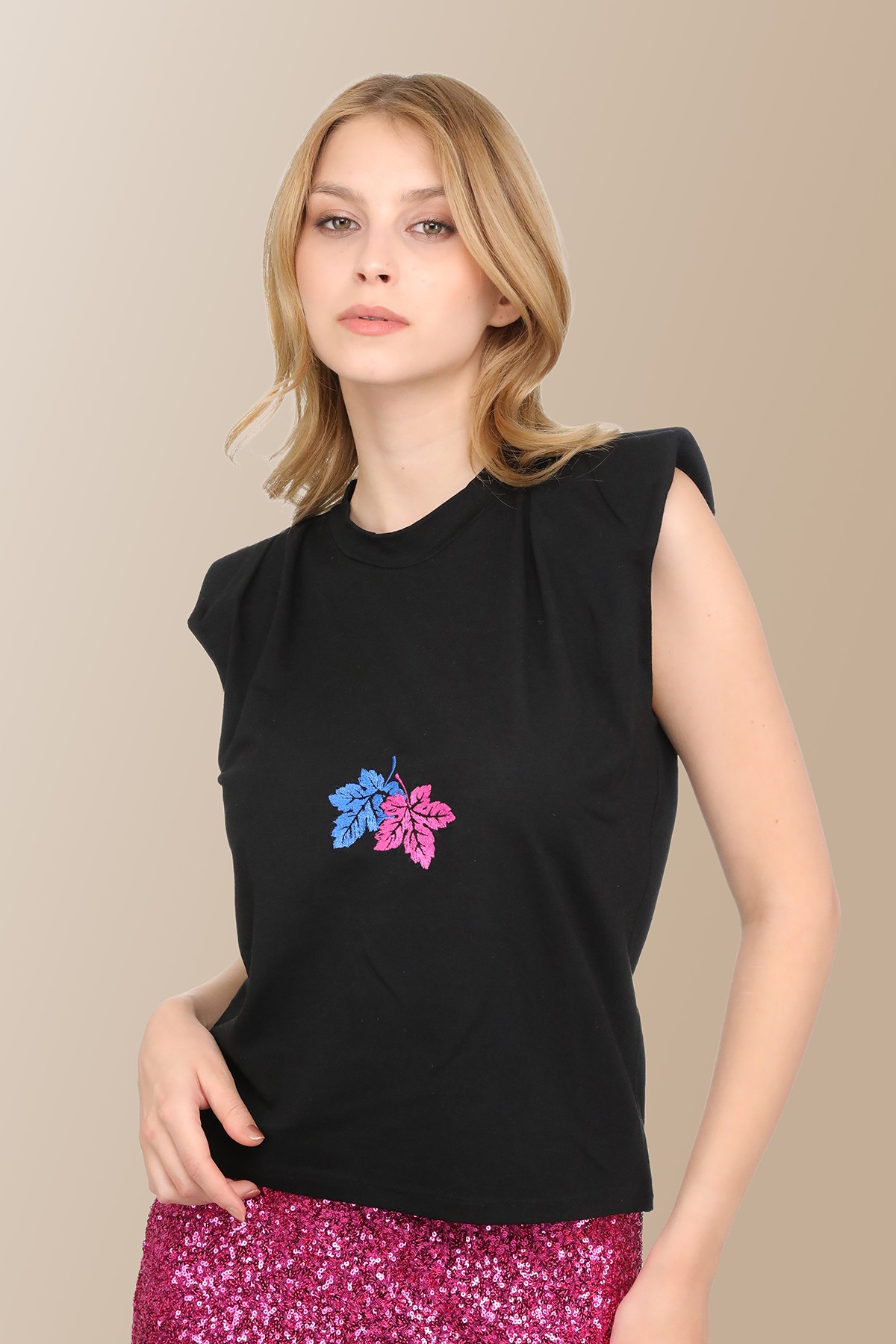 Siyah Yaprak Nakışlı Kolsuz t-shirt