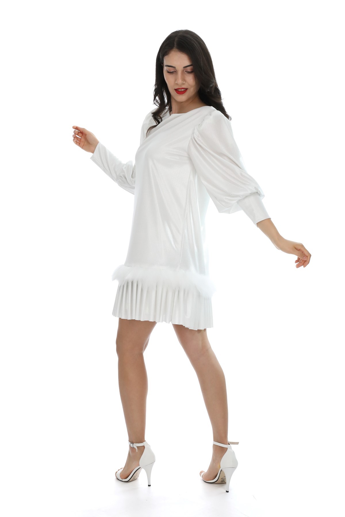 beyaz oversize tüylü elbise