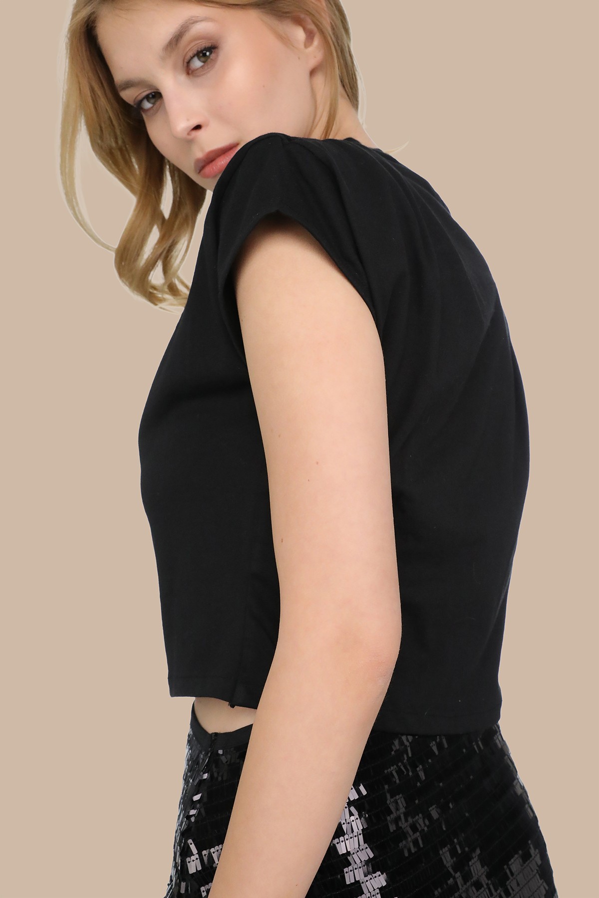 Siyah Kelebek Çiçek Motif İşlemeli Crop