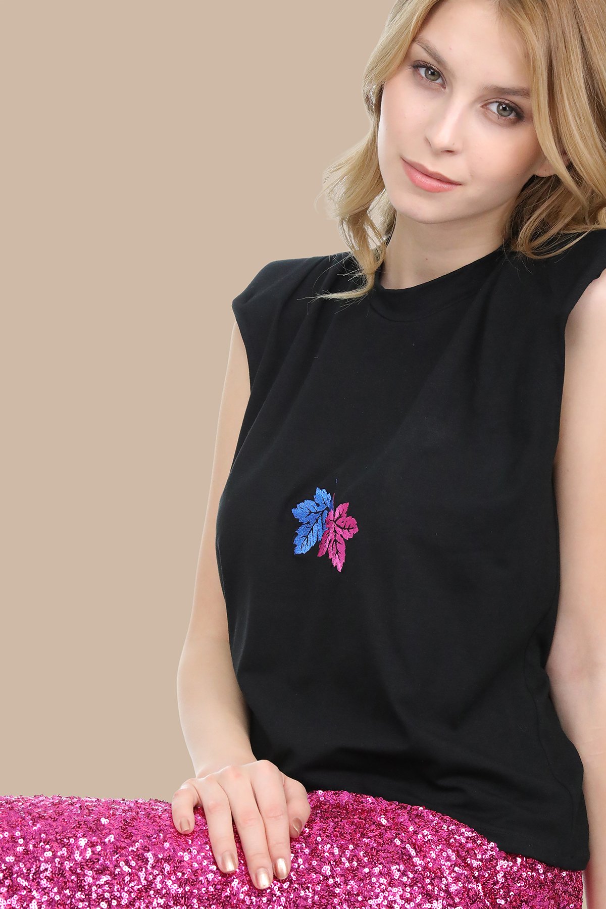 Siyah Yaprak Nakışlı Kolsuz t-shirt