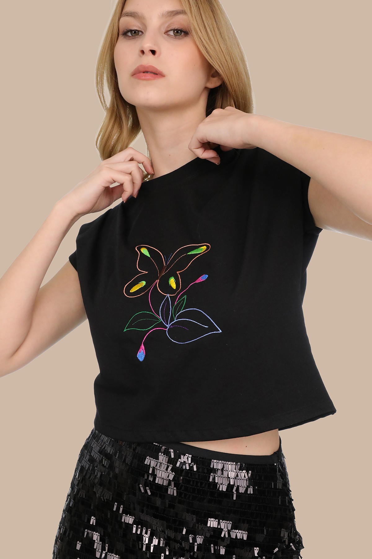 Siyah Kelebek Çiçek Motif İşlemeli Crop